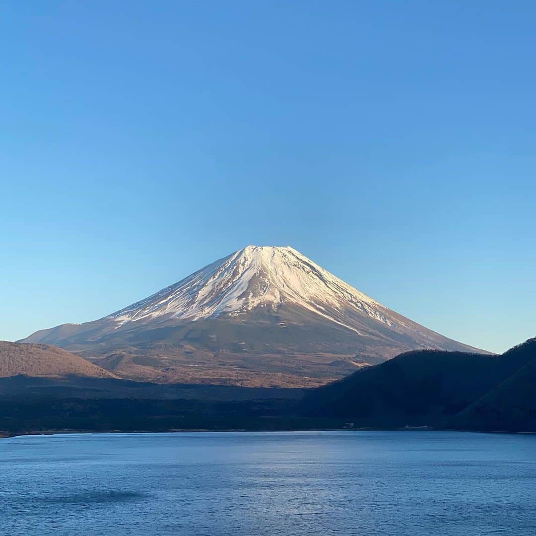 会津くみこのインスタグラム：「#備忘録 昨年、2月23日（二二三　ふじさん）の日の富士山🗻 コロナがじわじわと広がりつつある頃。 あれからもうすぐ一年… まだまだコロナと戦闘中の人類😭 早くこの富士山の様にスカッとしたいね❣️ #コロナに負けるな  #富士山見ると幸せを感じる」
