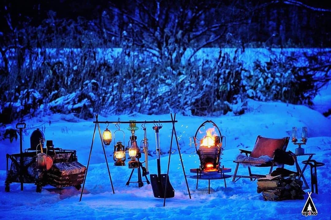 CAMP_HACKさんのインスタグラム写真 - (CAMP_HACKInstagram)「トリパスプロダクツの焚き火台が映える冬のキャンプサイト。ランタンの灯りや焚き火の炎も、雪の中だとより幻想的です。 . . from CAMP HACK . CAMP HACKであなたのキャンプライフを取材します！ 『#camphack取材』を付けて投稿！ . Photo by @upiko_o さん . #camp #camping #camphack #outdoorlife #outdoor #trip #travel #japan #followme #weekend #travelling #outdoorgirl #family #familytrip #キャンプ #アウトドア #キャンプ道具 #キャンプ初心者 #家族 #外遊び #自然 #キャンプ場 #お出かけ」1月14日 21時06分 - camp_hack