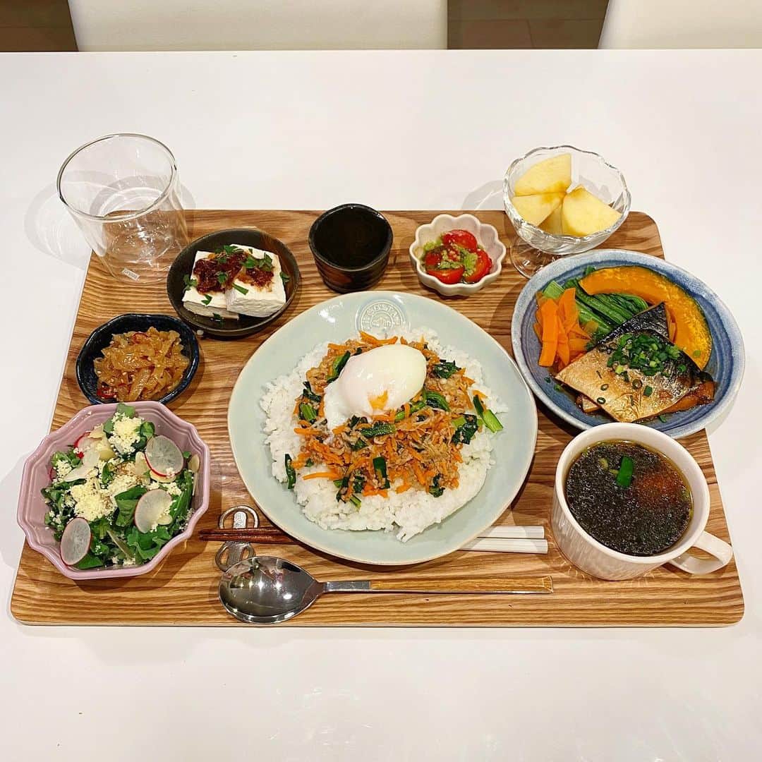 姫野れみのインスタグラム：「#石毛家の食卓 👨🏿‍🍳   毎日追い込みをかけているので🏃🏾 始動に向けてちゃくちゃくと💪🏾✨  🥗#そぼろと野菜のビビンバ 🐟#鯖のみぞれ煮 🎃#温野菜 🥬#ケールのチーズナッツサラダ 🍥#キクラゲの中華サラダ 🍅#トマトのバジルチーズ焼き 🥚#おかか温やっこ 🌊#もずく酢 🍲#にらとわかめの中華スープ 🍎#りんご  #サッカー選手のごはん #アスリートフードマイスター #アスリート飯 #料理 #和食 #夕食 #夕飯 #夜ご飯 #晩ごはん #夜ご飯 #夜ごはん #和食ごはん #手作り料理 #手作りごはん #おうちごはん #レシピ #dinner #food #cooking」