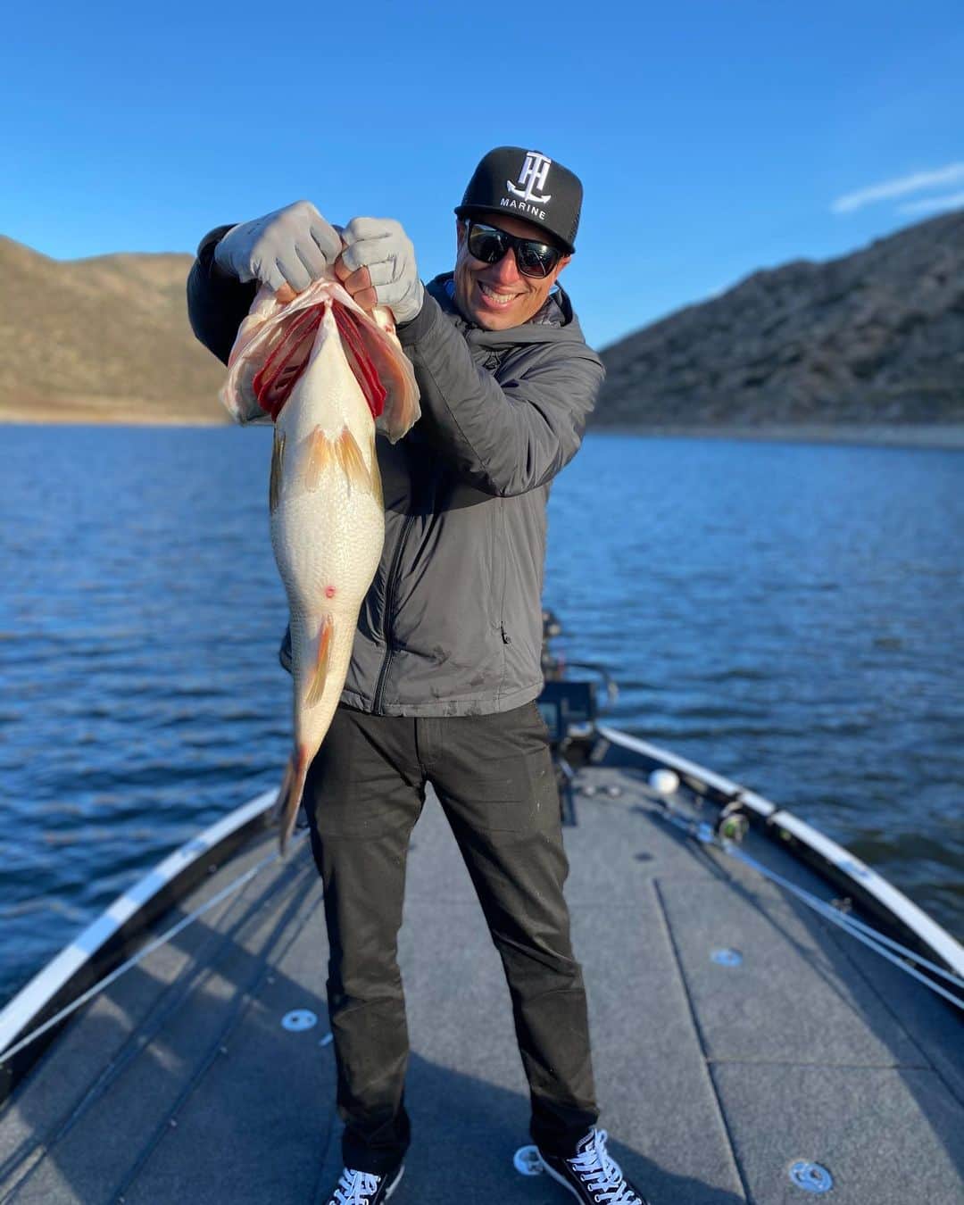 Brent Ehrlerさんのインスタグラム写真 - (Brent EhrlerInstagram)「🥇Guess the bait contest🥇  Same big fish from the other day but different view.   ✔️guess the bait ✔️Like  ✔️follow ✔️Tag a couple people  I’ll pick a winner Saturday to receive the bait that caught this fish along with a TackleWarehouse gift card.   @tacklewarehouse  @daiwausa  @luckycraftusa」1月14日 21時19分 - brentehrlerfishing