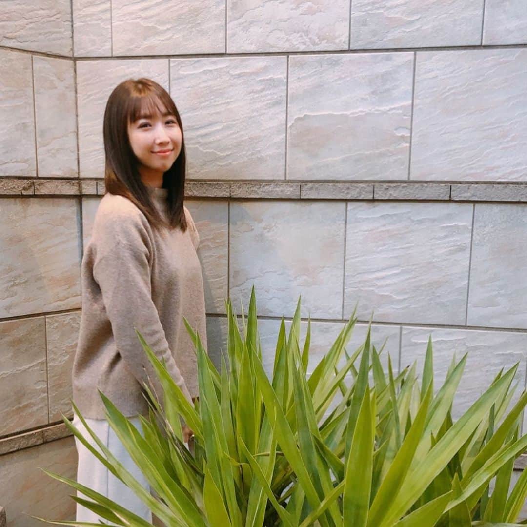 崎本ゆかりのインスタグラム：「薫ちゃんのご紹介で..♡ 広尾のInsolite beauteにて✂︎ カラーとトリートメントしていただきました！二人ともサラッサラふわっふわ艶っ々です..！！(3枚目🤳) ありがとうございました🥰✨  . #Insolitebeaute#haircare#ヘアメンテナンス#ツルサラ#トリートメント#ヘアケア#アンソリットボーテ#💚」
