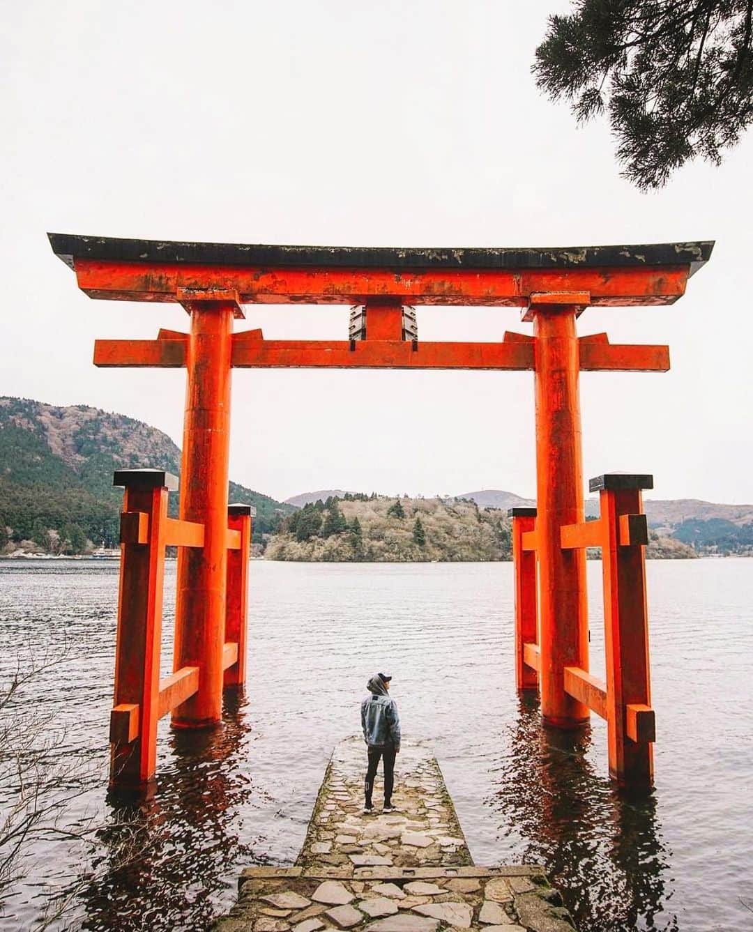 のインスタグラム：「✨2021✨ * 早くも新年明けて二週間！ 本年もよろしくお願いいたします。  子育て中心の毎日が心地よくて 外は寒いし外出自粛要請中だしで 思う存分、娘とおうち時間を満喫しています。 娘の成長に驚かされすぎて 開いた口が塞がらない毎日、、笑  そして箱根に行くことが増え今年は年始を避けて 箱根神社へお参りに。 歴史を感じられるスポットが 私は本当に好きで心地良いみたいです。 やっぱり日本の文化歴史が大好き、と 改めて思うことも増えて 育児の傍らになるけれど少し新しい勉強も 始めてみたいと思います。  年頭所感。  みなさま、暖かくお過ごしください✨」