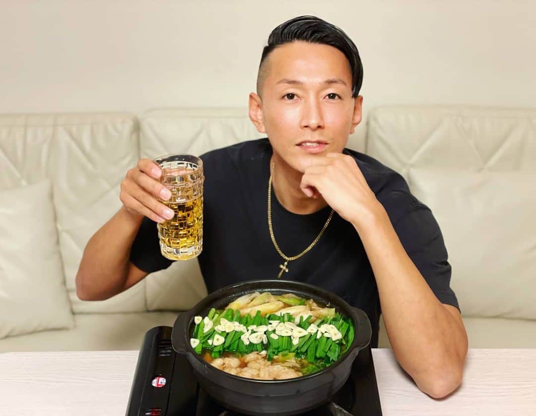 黒石高大のインスタグラム：「悲しい事は美味しい物食べて忘れよっ  もつ鍋に にんにくたっぷりで ちょー美味しい ただ 明日は誰にも会えません(笑) #もつ #もつ鍋 #えんまる #お取り寄せのえんまる #お取り寄せ #お取り寄せ鍋 #鍋パ #おうちなべ #グルメ」
