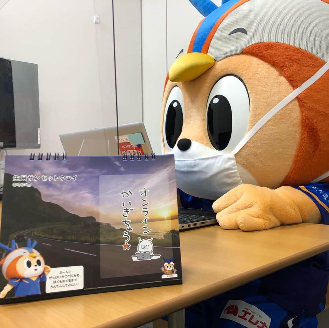 ヴィヴィくんさんのインスタグラム写真 - (ヴィヴィくんInstagram)「﻿ ﻿ きょうはオンラインかいぎにさんか🐥🎶 ﻿ ﻿ さっそく、ぼくのカレンダーもつかっています＼(^o^)／ ﻿ ﻿ ことしはおしごとでもつかえるんですよ～💕﻿ いつもぼくといっしょですね☺️てへっ ﻿ ﻿ かいぎではスタッフさんたちといろんなことをおはなししました💡﻿ たのしみなこといっぱいです❗﻿ ﻿ ﻿ #vvaren #vファーレン #vファーレン長崎 #長崎 #ヴィヴィくん #カレンダー #オンラインかいぎちゅう⭐️﻿」1月14日 21時12分 - vivikun_vvn