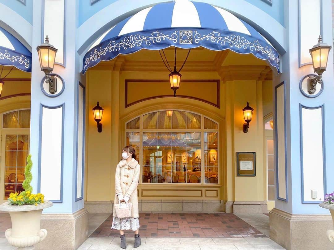 澪花のインスタグラム：「. 👗欲張りオタクの節約術👗 .  coat: @lily_brown_official  skirt: @apuweiser_official  shoes: @randa bag: @zara  . こんばんは、金のかかる女こと澪花です🧸 オタクなのでコンテンツにお金を落とすのですが ファッションも美容も大好きなので あまりプチプラは買いません…🥺 . その代わり通販やポイント、セールを駆使して 絶対定価で買わないようにしています👛✨ . 【おすすめ節約術】 ❶Fashion walkerを使う 会員登録すると50～70%OFFのアウトレットセールに 参加できます（Aquweiser-riche、Rirandtureなど） . ❷ZOZOを使う お気に入り登録しておくと割引入ったときに通知が💌 ラス1の時も連絡が来るので買いそびれません✨ . ❸店員さんと仲良くなる このご時世だと難しいですが、 私はショップの店員さんと仲良くなって セールの時期を教えてもらっていました！ . ❹ルミネカードとエポスカードを持つ 私はマルイとルミネで生きているので、 とにかくクレカを駆使してポイントをためています🥰 10%オフセールも定期的にあるしお得です🙆‍♀ . #ディズニーランドホテル #節約術 #ショッピング #ルミネカード #エポスカード #fashionwalker #zozotown」