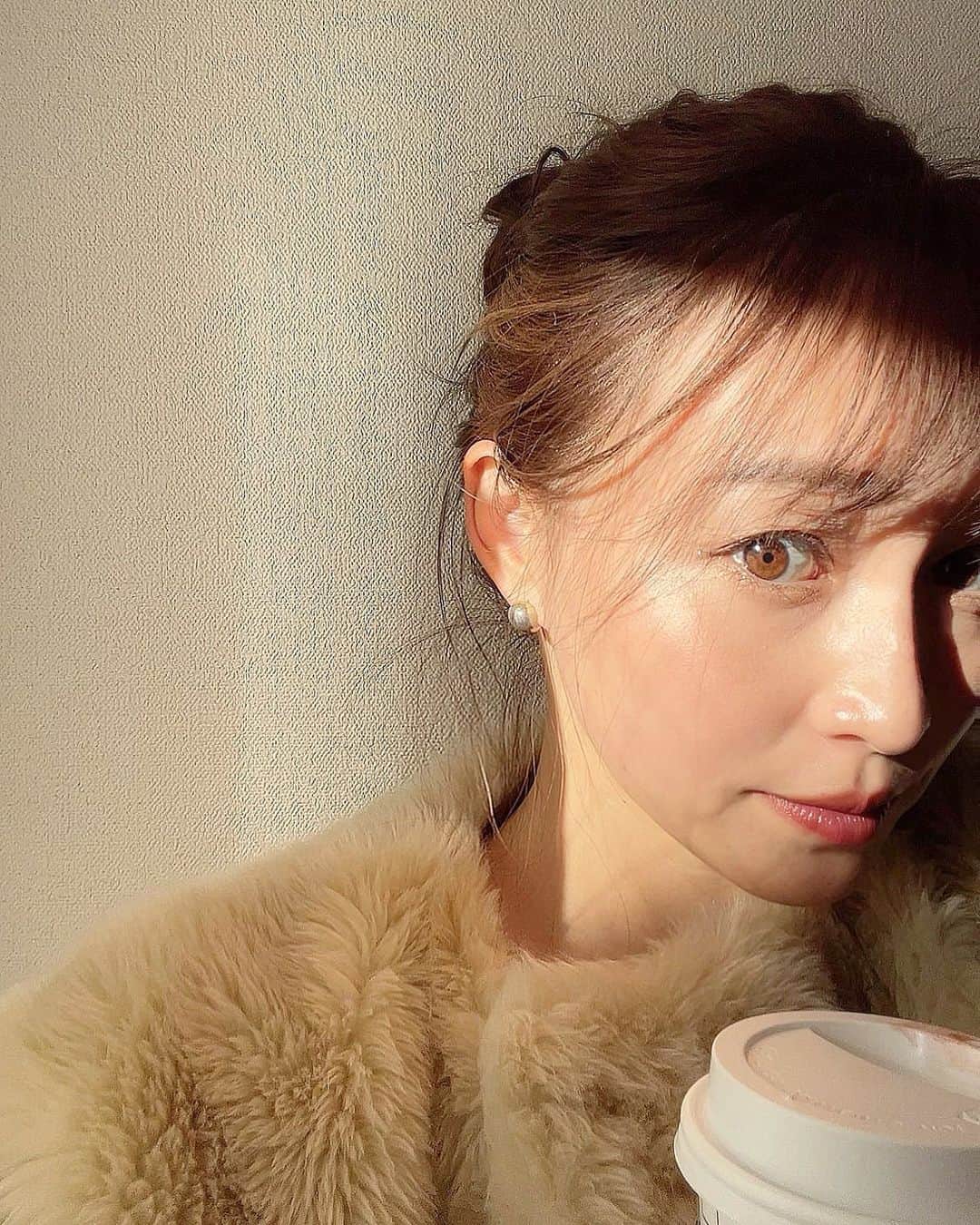 左近鈴乃さんのインスタグラム写真 - (左近鈴乃Instagram)「. 極寒の中の 撮影の合間に…☃️☕️♡」1月14日 21時15分 - suzuno_sakon