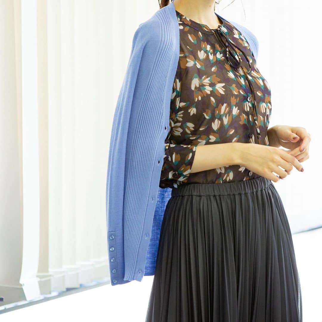 NARACAMICIE Japanさんのインスタグラム写真 - (NARACAMICIE JapanInstagram)「.﻿ Recommended﻿ ﻿ Chiffon Flower Print Blouse﻿ 品番：10-02-02-002﻿ ﻿ ﻿ ▶️WINTER SALE MAX50%OFF!! オンラインストアではSALE価格から更に10%OFF!﻿ プロフィールURLからチェックしていただけます。﻿ ﻿ #naracamicie #fashion #2020aw #2020秋冬 #秋冬 #ブラウスコーデ #ブラウス #セットアップ #カジュアル #カジュアルコーデ #カジュアルファッション #ナラコーデ #大人カジュアル #大人カジュアルコーデ #大人コーデ #大人コーディネート #上品カジュアル #上品コーデ #上品 #上品スタイル #大人フェミニン #フェミニン #オンオフ #きれいめカジュアル #きれいめコーデ #きれいめファッション #大人きれいめコーデ #大人きれい #お仕事コーデ #きちんと見え」1月14日 21時15分 - naracamicie_jp