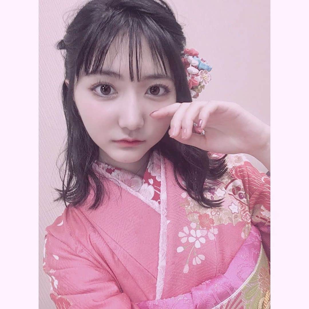 加藤咲希のインスタグラム：「晴れ着のオフショ👶🏻 . 次人生で晴れ着着るとしたらもう成人式になっちゃうみたい(っ ̫ ; ˘) そのときは首に白いもこもこ巻きたいなぁ . . #nicola #ニコラ #ニコモ #ニコラモデル #モデル #晴れ着 #着物 #和服 #和装 #jk #オフショ #オフショット #かとぅ #かとっこ🐱🌸 #加藤咲希」