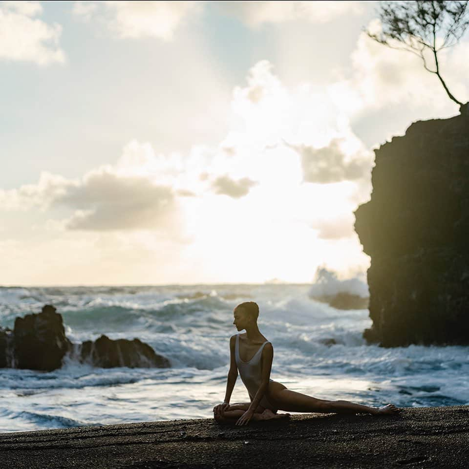 ballerina projectさんのインスタグラム写真 - (ballerina projectInstagram)「𝗠𝗮𝗰𝗸𝗲𝗻𝘇𝗶𝗲 𝗥𝗶𝗰𝗵𝘁𝗲𝗿 in Hana. #ballerina - @mackensova #hana #redbeach #maui #hawaii #ballerinaproject #ballerinaproject_ #ballet #dance #sunrise #swimsuit by @normakamali #normakamali #mackenzierichter #sonyalpha #zeissotus   Please consider giving to the arts. We are doing everything we can to keep the magic alive. Anything helps, even $5. You can donate to @houstonballet at houstonballet.org. :) - Mackenzie Richter soloist with the Houston Ballet」1月14日 21時27分 - ballerinaproject_