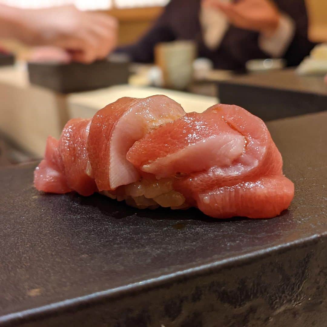 のインスタグラム：「. 昨日、3ヶ月前にオープンしたばかりの「麻布さおとめ」にて、TERIYAKI美食倶楽部のオフ会を開催しました！ 店主は、ロンドンの辰宗やNOBU、香港のWagyu懐石DENなど、世界中の錚々たる名店で長年その腕を奮ってきた五月女さん。 帰国されて西麻布にご自身のお店をオープンしました。  素材の味を存分に引き出すそのセンスに、誰もが虜になること間違いなし。香港でミシュランの星を10年連続獲り続け世界中にファンが多いのも納得です。 銀座久兵衛でのご経験もあるとのことで、コースの途中には本格的な握りが出てきます。 予約が難しくなるのも秒読み…！？気になる方は是非早めのご訪問をおすすめします！  #麻布さおとめ #さおとめ  TERIYAKIでは、単なるインスタ映えだけじゃない、本当に美味しいお店を紹介しています。 また、「食」が大好きな人必見の食通が集うコンテンツも充実。 食べることは大好きでも、「行きたいお店に一緒に行く人がいない…」「訪問する機会がない…」という方も多いのではないでしょうか？ そんな時はTERIYAKI美食倶楽部にお任せ！TERIYAKI編集部のメンバーや会員さんと、まだまだ認知されていない隠れた名店や、時には超がつくほどの予約困難店に行き、食の楽しみを享受することができます。グルメな人脈を広げるも良し、ただただ美味しいものを極めるも良し！食通が集った極上のコミュニティをお楽しみください。」