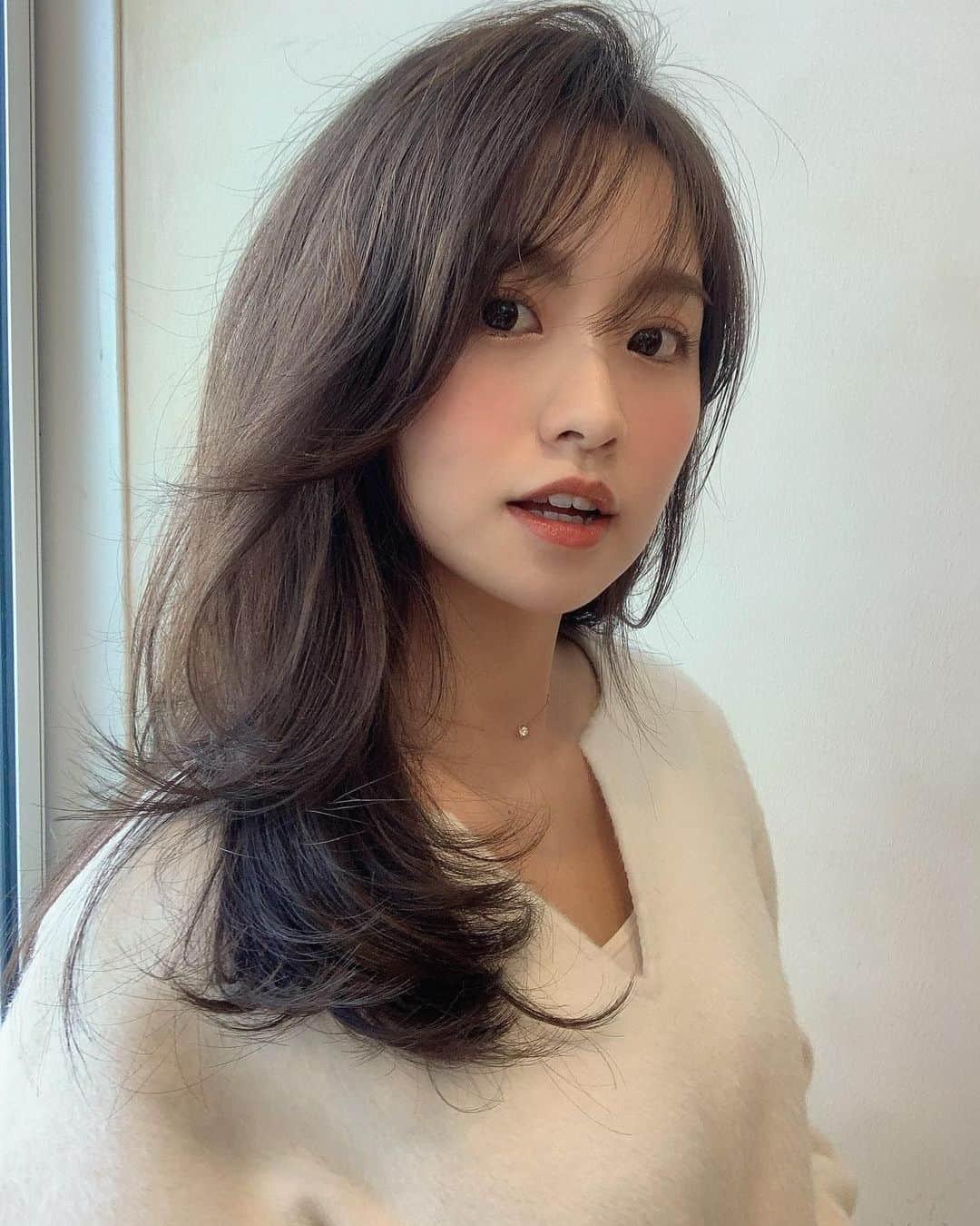 曽田茉莉江さんのインスタグラム写真 - (曽田茉莉江Instagram)「メンテナンスに行ってきました💇‍♀️  2021年もやはり巨匠でした🤤 相変わらずハサミが巧みな動きをしておりました🧐 絶妙な前髪と表面のレイヤー…たまらないです🤤 今年も宜しくお願い致します🙇‍♀️  そしてそしてカラー🧝🏻‍♀️ 光の加減でわかりづらいですが オリーブベージュで少し落ち着かせました🥰 とととーーーーってもお気に入り😍 注文する時に、オリーブベージュ系にしようかな…赤みと黄みが好きではなくて…あ！チョコも好きだなぁ…あ！あと顔色が良く見えて、何よりも毛量重く見えないようにツヤも…っとこんな独り言のようなすごいわがままをしっかり叶えてくださる定岡くん‼︎ いつもありがとうございます🙇‍♀️  ps 私の毛量は本当に多いのでカラー剤もペットボトル500mlは使うそうで、人の倍だそうです😇笑  本当にお2人に感謝です🙇‍♀️💐  cut✂︎ @ohnoyoshiro5  colour🎨　@sada_hair   #hairstyle #hair #haircolor#cut #美容院 #ヘアカラー #ヘアカット #前髪 #レイヤーカット #ロングヘア #ワンカール #巻き髪 #ツヤカラー #オリーブベージュ」1月14日 21時22分 - marie_soda_