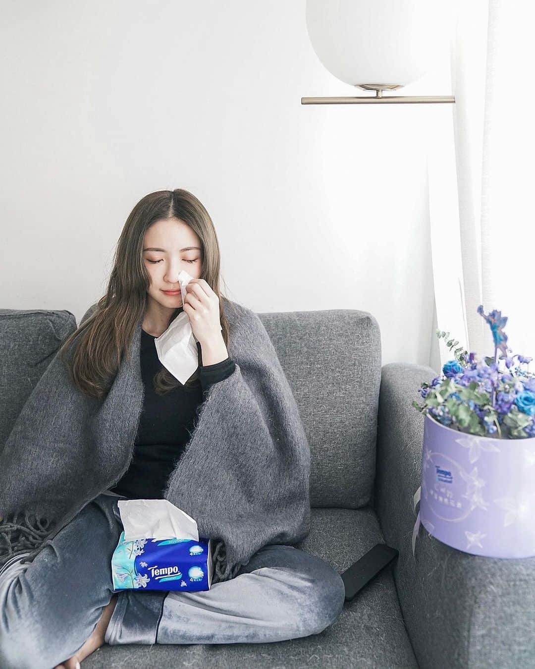 Giann Chanのインスタグラム：「在家點香氛蠟燭看戲是我覺得最療癒的事  不過常常看戲看到感人的情節就哭 但最重要是有tempo 在附近  還要是全新藍風鈴系列  因為真的好香好香 ～～～  真的有好清幽的藍風鈴花香味 🦋  完全可以瞬間治療癒脫弱心靈啊 !   Tempo 推出了 #療癒每一刻 IG Story filter 可拍下充滿療癒系照片，同身邊朋友分享你紓緩壓力的時刻。 http://bit.ly/3nabVKb . . . @Tempohongkong  #Tempohk #Tempohongkong #TempoBluebell #Tempo藍風鈴 #藍風鈴 #bluebell #療癒花香 #metime #柔韌啱啱好 #Tempo袋裝面紙 #Tempo閃鑽四層衛生紙 #4層加厚 #ComfortCushion #環形壓紋」