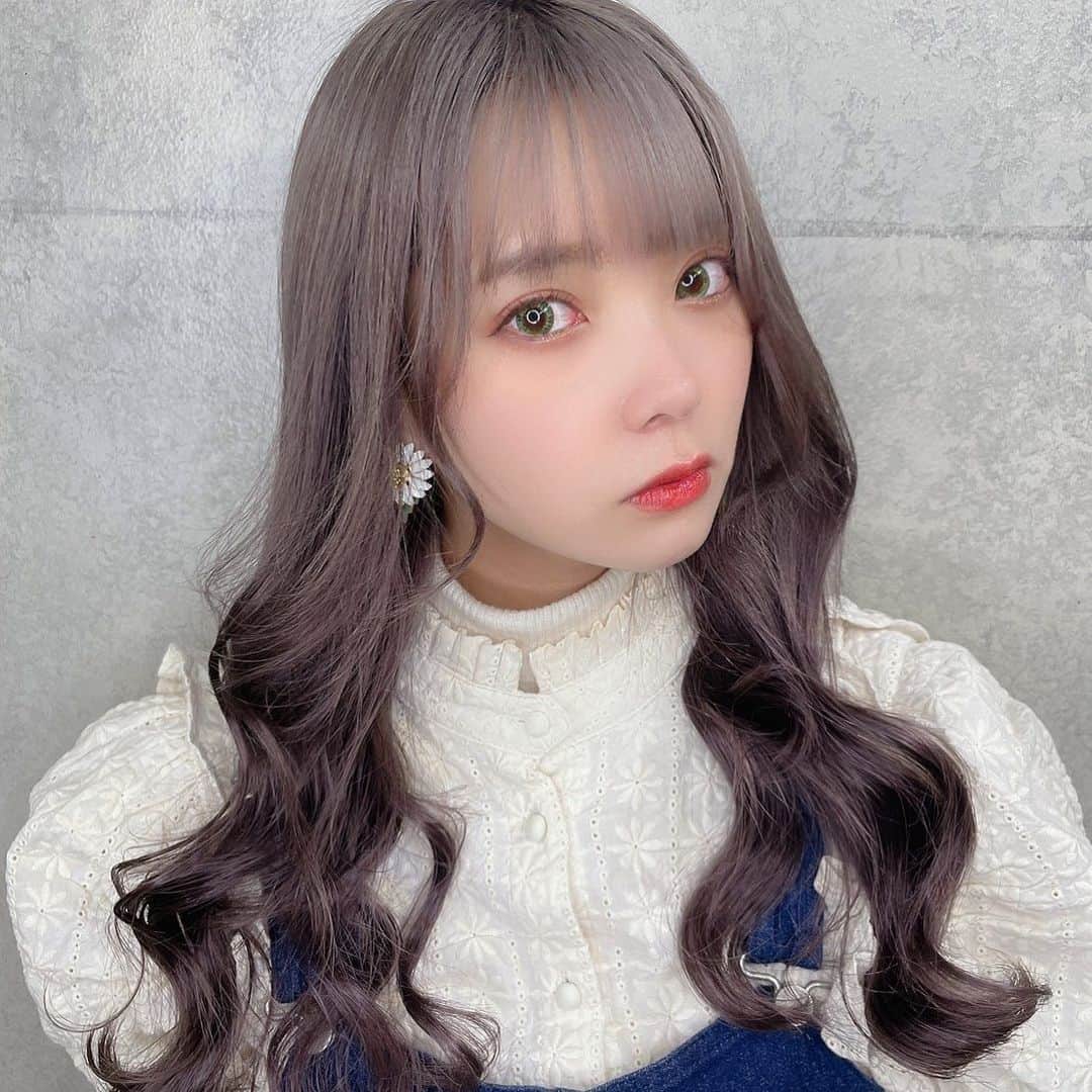 のインスタグラム：「これ、実は髪染めて3週間後の髪色 色落ちもめっちゃかわ YouTubeの動画で企画として髪の状態変化の動画も撮っていて、近々公開予定なので見てくれたら嬉しいなぁ😊💓」
