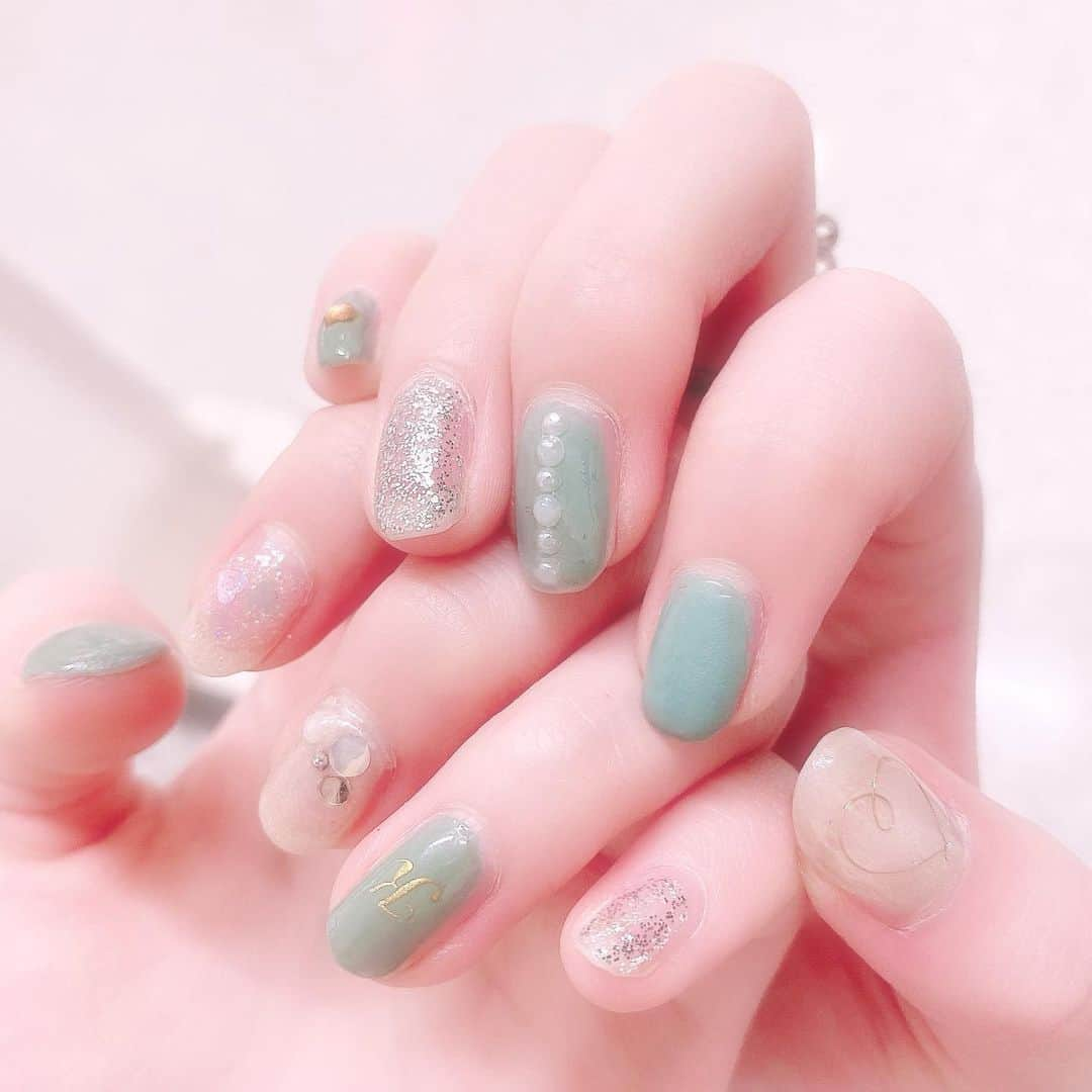 高木凜汐のインスタグラム：「そーいえば… 冬休みのネイルはこれでした💅 珍しくブルー系💎 . #セルフネイル #冬ネイル #ブルーネイル」