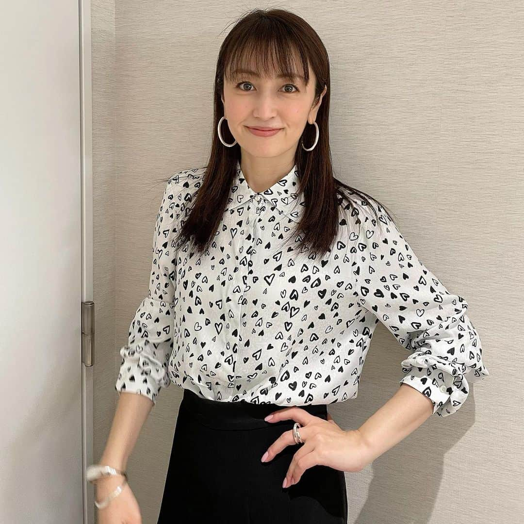 矢田亜希子さんのインスタグラム写真 - (矢田亜希子Instagram)「今日の収録も楽しかったです‼︎ 今日はハート柄のシャツ♡♡♡ シャツ @pennyblack_ofcl  パンツ @marella_japan  アクセサリー @deariumtokyo  #テレビ東京#テレビ東京系列#番組#今野敏サスペンス #警視庁強行犯係樋口顕#明日スタート#初回2時間スペシャル#金曜8時のドラマ」1月14日 21時25分 - akiko_yada