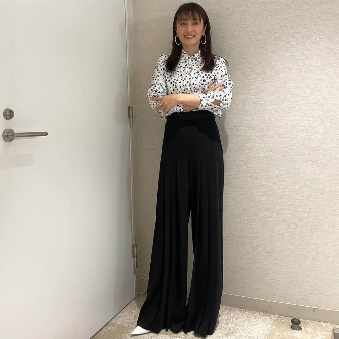 矢田亜希子さんのインスタグラム写真 - (矢田亜希子Instagram)「今日の収録も楽しかったです‼︎ 今日はハート柄のシャツ♡♡♡ シャツ @pennyblack_ofcl  パンツ @marella_japan  アクセサリー @deariumtokyo  #テレビ東京#テレビ東京系列#番組#今野敏サスペンス #警視庁強行犯係樋口顕#明日スタート#初回2時間スペシャル#金曜8時のドラマ」1月14日 21時25分 - akiko_yada