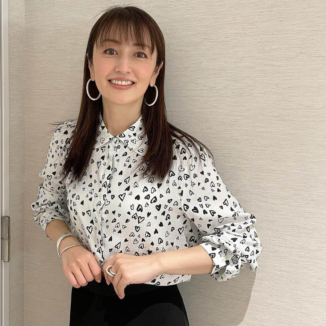 矢田亜希子さんのインスタグラム写真 - (矢田亜希子Instagram)「今日の収録も楽しかったです‼︎ 今日はハート柄のシャツ♡♡♡ シャツ @pennyblack_ofcl  パンツ @marella_japan  アクセサリー @deariumtokyo  #テレビ東京#テレビ東京系列#番組#今野敏サスペンス #警視庁強行犯係樋口顕#明日スタート#初回2時間スペシャル#金曜8時のドラマ」1月14日 21時25分 - akiko_yada