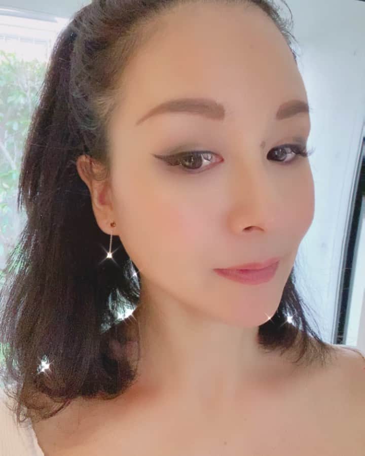 平山美香のインスタグラム：「先日ストーリーにUPして、沢山のDM頂いたピアス✨ お友達がプレゼントしてくれた、@omaju.oma_ju というパワーストーンピアスで、自分に合うストーンを選んでくれるみたいです✨私はガーネットにダイヤの組み合わせ✨ピアス以外にもネックレスやブレスなどもあるみたい✨ 他のアイテムも気になります✨２０２１年、素敵な事を沢山引き寄せてくれます様に✨ #パワーストーン #パワーストーンアクセサリー #パワーストーンピアス #引き寄せ #プレゼント」