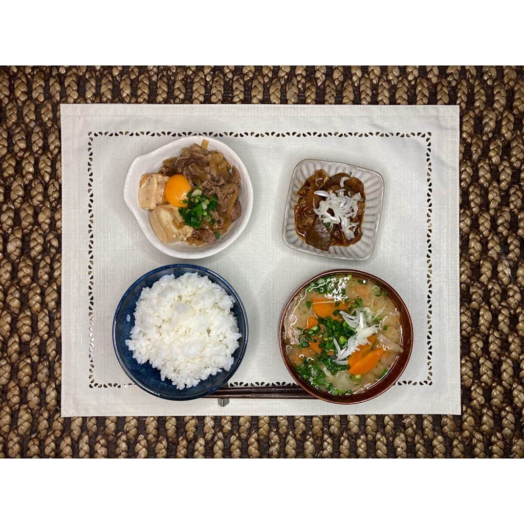 ねりお弘晃のインスタグラム：「⠀ ⠀ 【ごはん記録】⠀ ⠀ サラダ用の野菜を買い忘れた✌︎('ω')✌︎ ⠀ ⠀ ・肉豆腐⠀ ・牛すじこんにゃく煮⠀ ・豚汁⠀⠀⠀ ⠀ 2日連続で茶色い物作ってしまいサラダもないので、ネギでカモフラ🐣⠀ ⠀ #ねりお飯 #ティファール #tfal #cook4me #圧力鍋 #男飯 #男料理 #肉豆腐 #牛すじこんにゃく煮 #豚汁 #米」