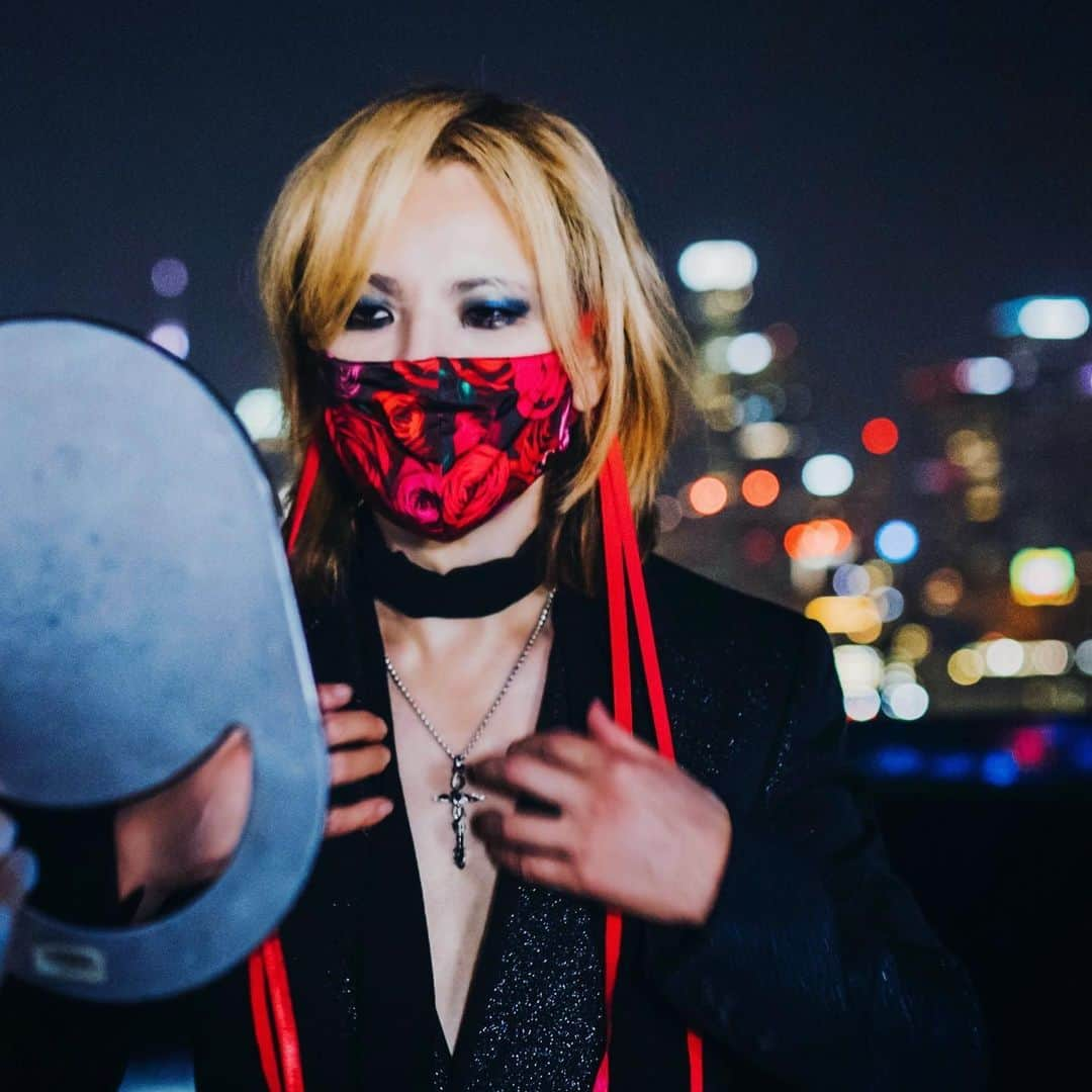 YOSHIKIさんのインスタグラム写真 - (YOSHIKIInstagram)「How are you?  みんな元気？ I'm good. Xx  @yoshikimono #yoshikimono #YoshikimonoMask #mask #underthesky https://yoshikimono.com/  https://www.youtube.com/watch?v=fJ2Sd_PcfDM」1月14日 21時30分 - yoshikiofficial