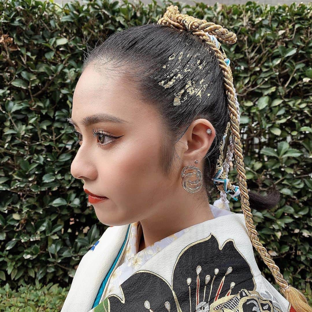 舞石まことさんのインスタグラム写真 - (舞石まことInstagram)「成人式のhairの質問を沢山もらったので😌﻿  まずこの日のために黒髪にした！ 黒染めはしてなくて、高橋さん( @takahashi.kazuki )が次のカラーもしやすいように、いろんな色を組み合わせて絶妙なカラーにしてくれた！！本当に神です✌🏻 ﻿ 飾りの紐は自分で探して、組み合わせた！﻿ ﻿ 左側には金箔と見えにくいけどグリッターを乗せた！(お姉ちゃんが朝からやってくれました笑)﻿ 右側はゴールドのピンを扇型のようにしてつけてる！！﻿ ﻿ 成人式、誰ともこの髪型被らなかったし﻿ 自分でも上出来のヘアになった👏🏻👏🏻笑  #成人式ヘア #成人式ヘアセット #金箔ヘア #成人式髪型 #成人式メイク #成人式髪飾り #成人式ヘアアレンジ #成人式ヘアメイク #成人式2021」1月14日 21時30分 - makotomaishi