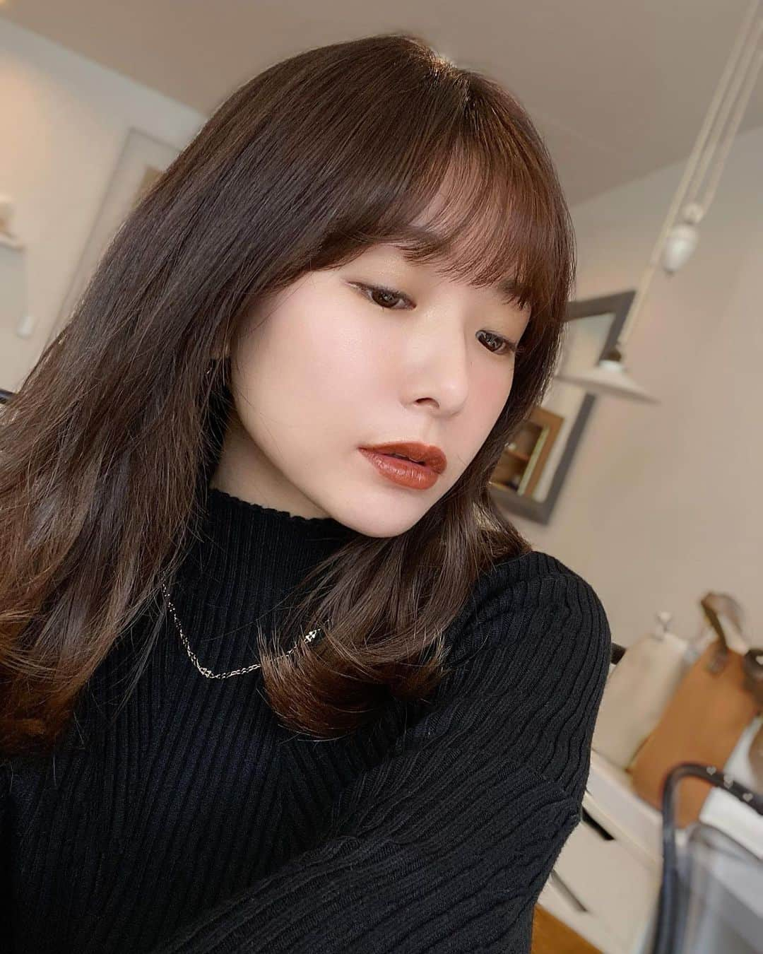 西川瑞希（みずきてぃ）さんのインスタグラム写真 - (西川瑞希（みずきてぃ）Instagram)「brown lip day's...🥀深みブラウンのカラー。強くも、女性らしくも、色っぽくも使える色味がお気に入り//  @likey_beauty_ スムースフィットリップスティック 203 ボールド アースブラウン  ライキーのリップは保湿力も高くて、ツルツルっとなめらかにつけれるのがすきです☺︎  #mizukitotalbeauty #lipmakeup #brown #ブラウンリップ #リップ #メイクアップ」1月14日 21時31分 - mizuki_nishikawa_