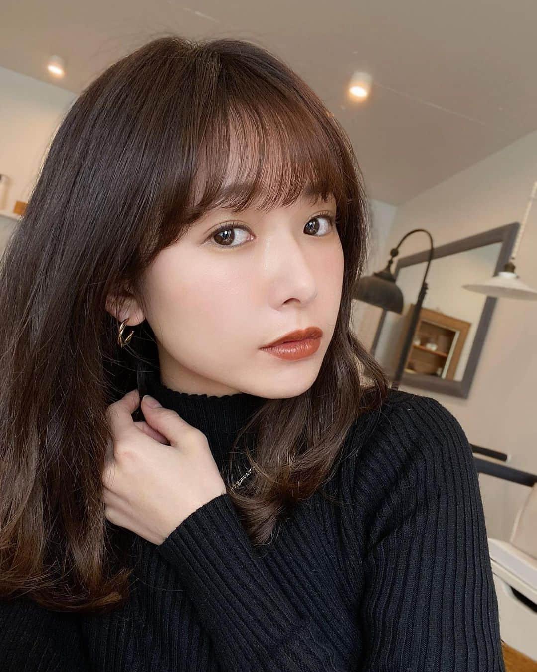 西川瑞希（みずきてぃ）さんのインスタグラム写真 - (西川瑞希（みずきてぃ）Instagram)「brown lip day's...🥀深みブラウンのカラー。強くも、女性らしくも、色っぽくも使える色味がお気に入り//  @likey_beauty_ スムースフィットリップスティック 203 ボールド アースブラウン  ライキーのリップは保湿力も高くて、ツルツルっとなめらかにつけれるのがすきです☺︎  #mizukitotalbeauty #lipmakeup #brown #ブラウンリップ #リップ #メイクアップ」1月14日 21時31分 - mizuki_nishikawa_