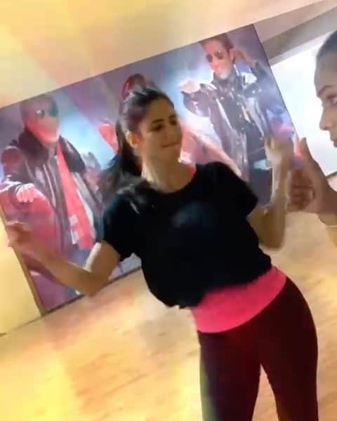 カトリーナ・カイフのインスタグラム：「And after a longgggggg time - we’re dancing 💃🏻💃🏻💃🏻🥳 ☎️👻 @excelmovies」