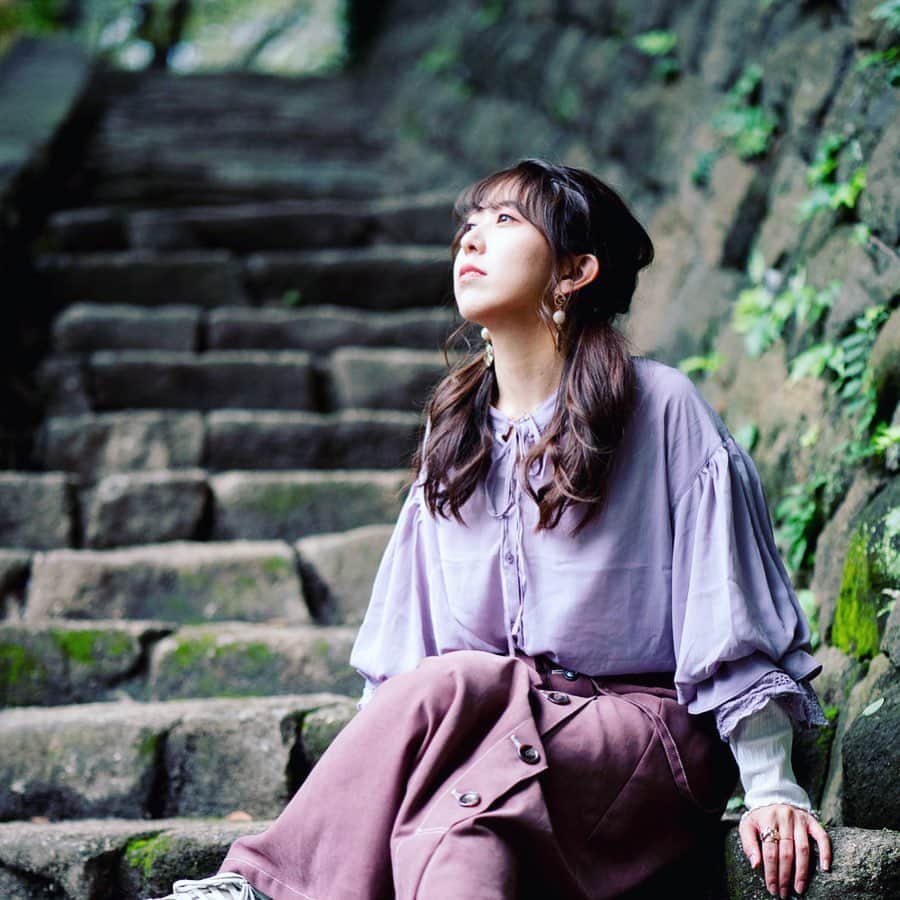 井上麗夢のインスタグラム：「❄️﻿ ﻿ 今日はあたたかい一日だったね﻿ ﻿ ぽかぽかしてたけど﻿ 今日は作業の一日でした💻﻿ ﻿ ﻿ もともとパソコンをいじるのが﻿ 好きな私だったので﻿ ひさびさに毎日パソコンと向き合って﻿ 昔の私を思い出してます。﻿ ﻿ ﻿ 小学生の低学年頃は、自分でHPつくったりしてたなぁ、、💻💻﻿ ﻿ ﻿ ﻿ Twitter:@Remu_19﻿ ﻿ ﻿ ﻿ #カメラ女子 #カメラ女子部 #ipone #東京写真部 #写真部 #instagood #pentax #olympus #olympuspen #写真好きな人と繋がりたい  #写真を撮るのが好きな人と繋がりたい  #カメラ好きな人と繋がりたい #カメラマン募集 #ファインダー越しの私の世界  #フィルター越しの私の世界 #ポートレート #ポートレートモデル #女優 #井上麗夢 #ライブ配信」