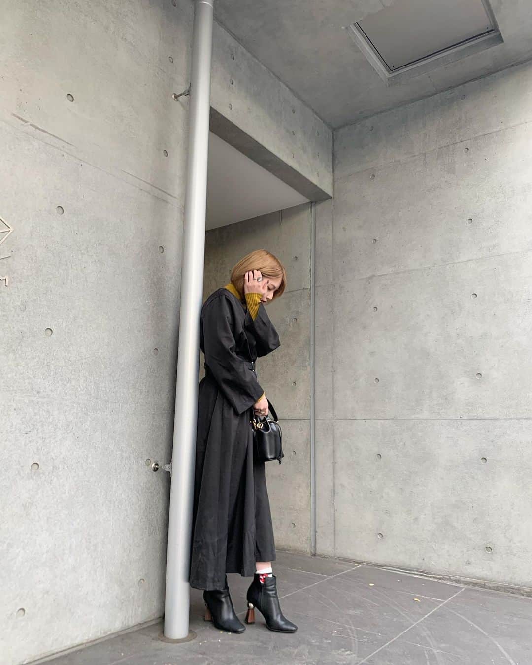 えなちぃのインスタグラム：「黒いワンピースコーデ🤍 寒すぎたので、ZARAで買った黄色いハイネック合わせた🌻 でも、これサイズSを買ってしまって、 首が苦しい😅 . 写真見て気づいた、白い靴下すごくダサいた😂 このワンピースね、 サラッと生地でかわいいのよ😍 サンプルセールで安くゲットできるかと思います💁🏻‍♀️」