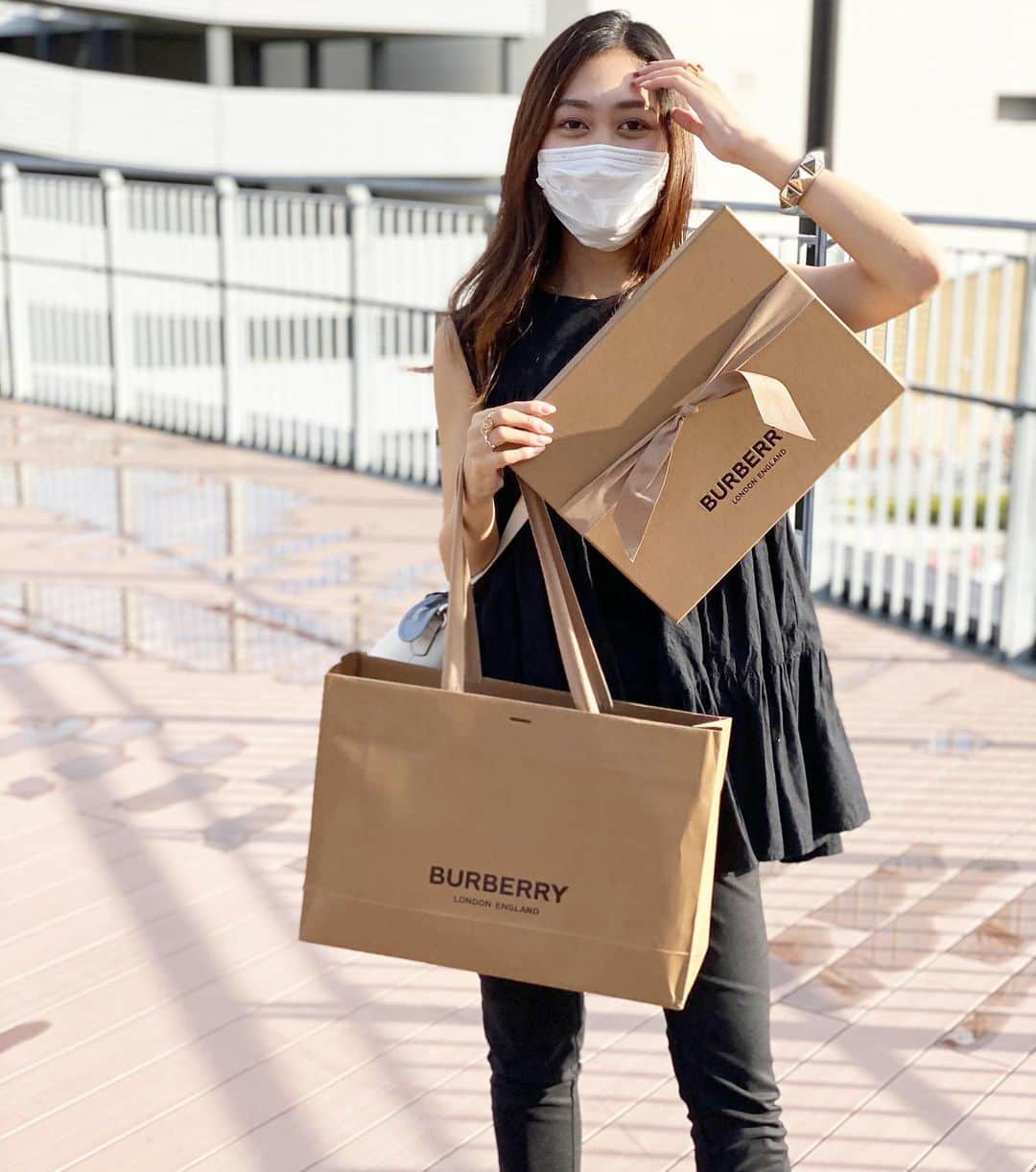 岡本麻佑のインスタグラム：「. まだまだマスク必須の日々が続きますね😷💦健康第一🙆🏽‍♀️👷🏽今見ると寒そな写真🤧❄笑」