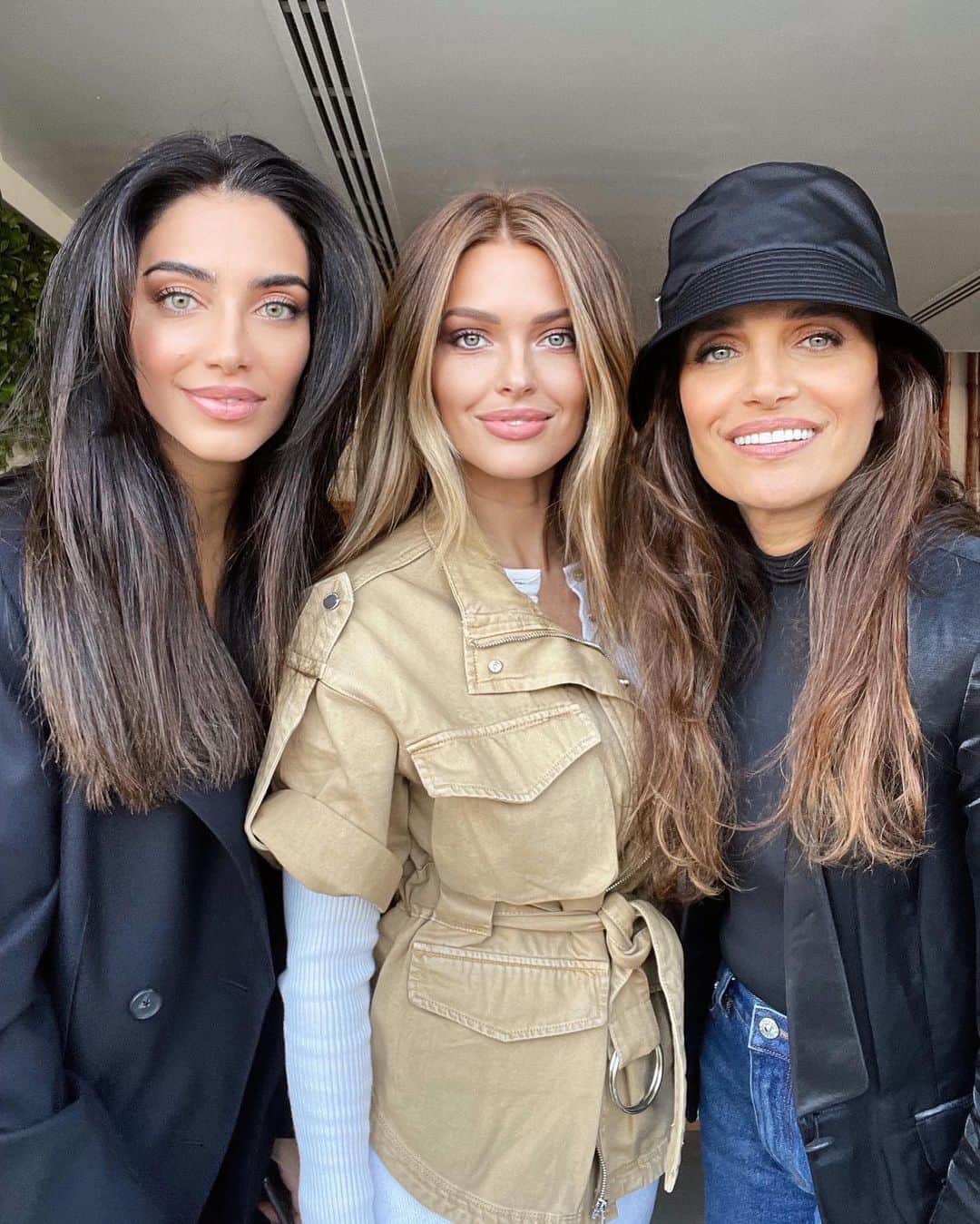 Caroline Receveurのインスタグラム：「Lunch break & Business chat with my 2 favorite Girlbosses here in Dubaï 💪🏻✨🤍」