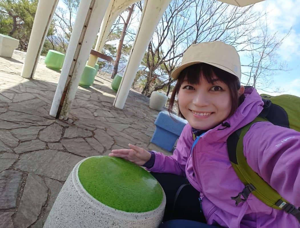 桜花のインスタグラム：「ひょうきんにお皿を運ぶ仕事が ついにほとんどの人が削られ来週はゼロになってしまいました。。。ガビボーン！  でもいつでもハピピーンでいたい！🌷お皿を運ぶ場所は必ずきっとある！笑 (もちろん本業にまつわることも全力で！)  これは以前出会った、クッキーみたいなイス！✨とてもかわいーっす＼(^^)／🍀   #クッキー  #イス  #かわいーっす  #だじゃれ  #ダジャレ」