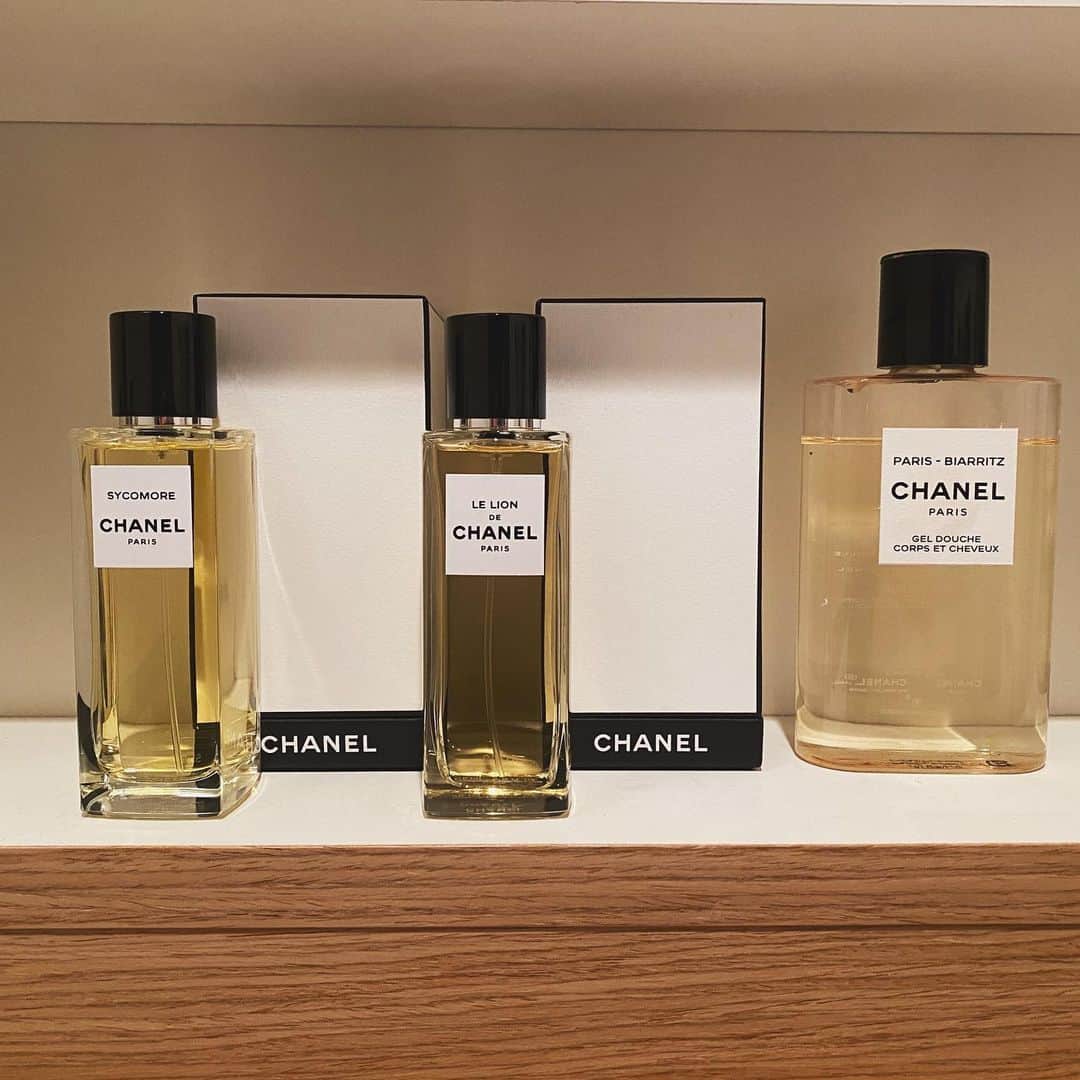 宮本沙恵のインスタグラム：「new perfume💭 . SYCOMOREが私でLE LIONが旦那の🖤 どっちも使っちゃお。笑 #chanel#香水」