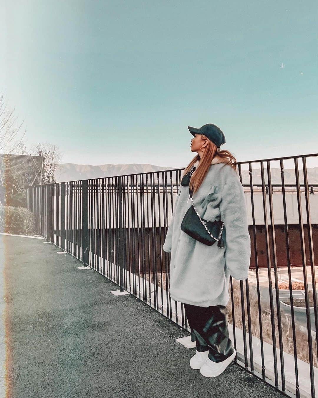✷kana✷のインスタグラム：「💙 . . 正月の青クマコーデ🐻‍❄️ このコートどこのか前も聞かれたんですけど👨🏽のおさがりなんでわかりません🤣 でかいけど、とにかくあったかいです♡ さー眠いけどドラマ見よう💤 . . #coordinate #150cmコーデ」