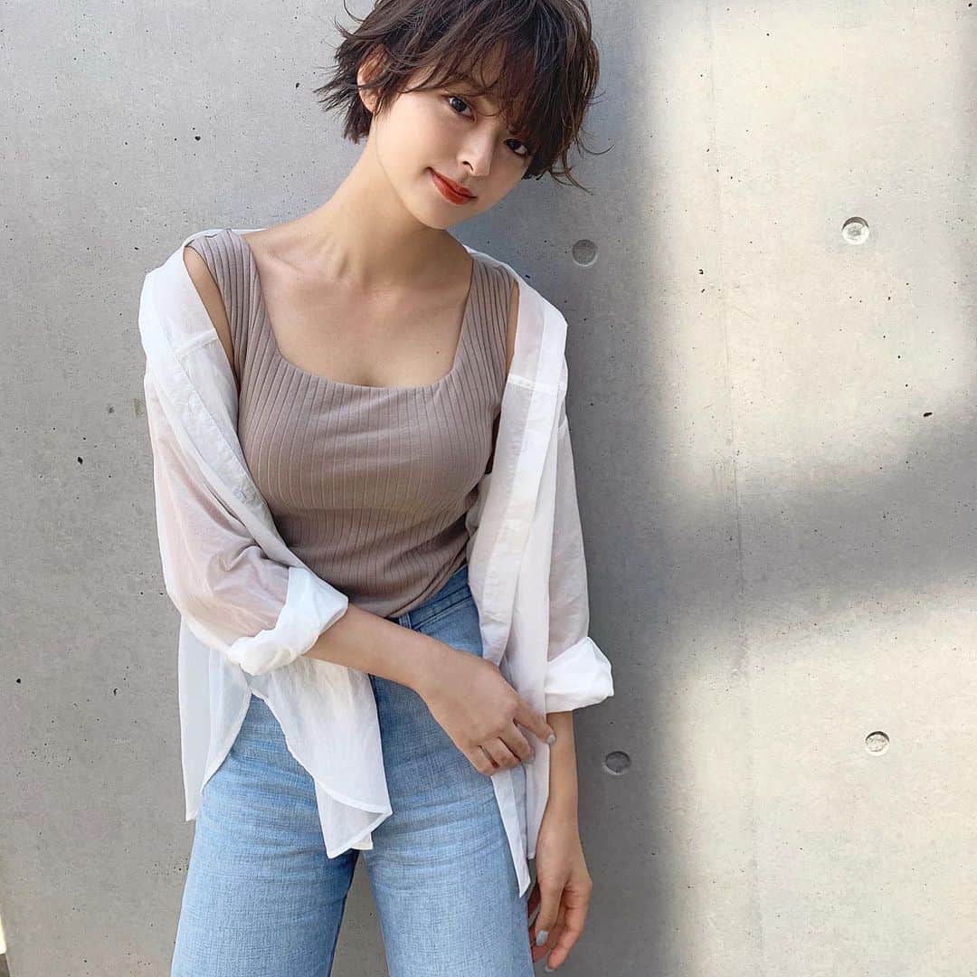 かおりのインスタグラム：「・ ・  寒すぎて夏が恋しい、、🥺☀️  こちらは去年の夏の写真〜  #ノースリーブ　#デニム」
