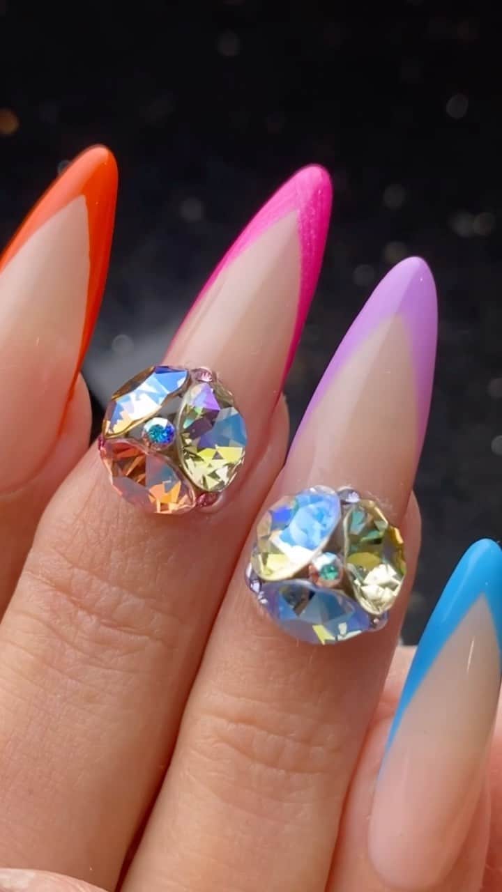 のインスタグラム：「ベースカラーは透明感のあるピンクベージュ🌷  パキッとフレンチでメリハリをつけて✨拡大してみてもほんと綺麗なライン  ストーンのカラーも全部違うシマーカラーに  @apresnailjapan  のチップを土台につけてロングネイルの完成  仕上げはツヤツヤすぎるアデリーオリジナルトップコート👍  アデリーネイル ☎︎052-325-2533 名古屋市北区若葉通1-2レクサ若葉2階 1階無料駐車場となっております(6台有)#アデリーネイル#プレミアムネイルサロン #ネイル#ネイルサロン#名古屋#名古屋ネイルサロン#3Dネイル#ネイルアート#アート#fashion#nails#gelnails#nailart#スワロフスキークリスタル#アイラッシュサロン#サロンデザイン#ドット#네일#무광네일#살롱#フレンチネイル#フレンチデザイン#バーチャルフレンチ#美爪#カラフルネイル」