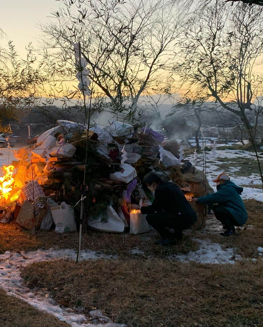 秋葉賢也さんのインスタグラム写真 - (秋葉賢也Instagram)「恒例の「どんと祭」はコロナ禍にあっても粛々と実施されました。御神火に、コロナの早期収束はもちろんのこと、この一年の無病息災・家内安全を祈願❗️」1月14日 21時50分 - kenyaakiba