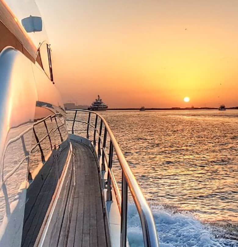 のインスタグラム：「⚓️ 🌅✨  ....,,............,,.... #sunset #magicmoments   #choosewell #bewell #enjoythemoment #vereskalifestyle #goodvibesonly #andreaveresovamodel @andreaveresovaofficial #mydubai」