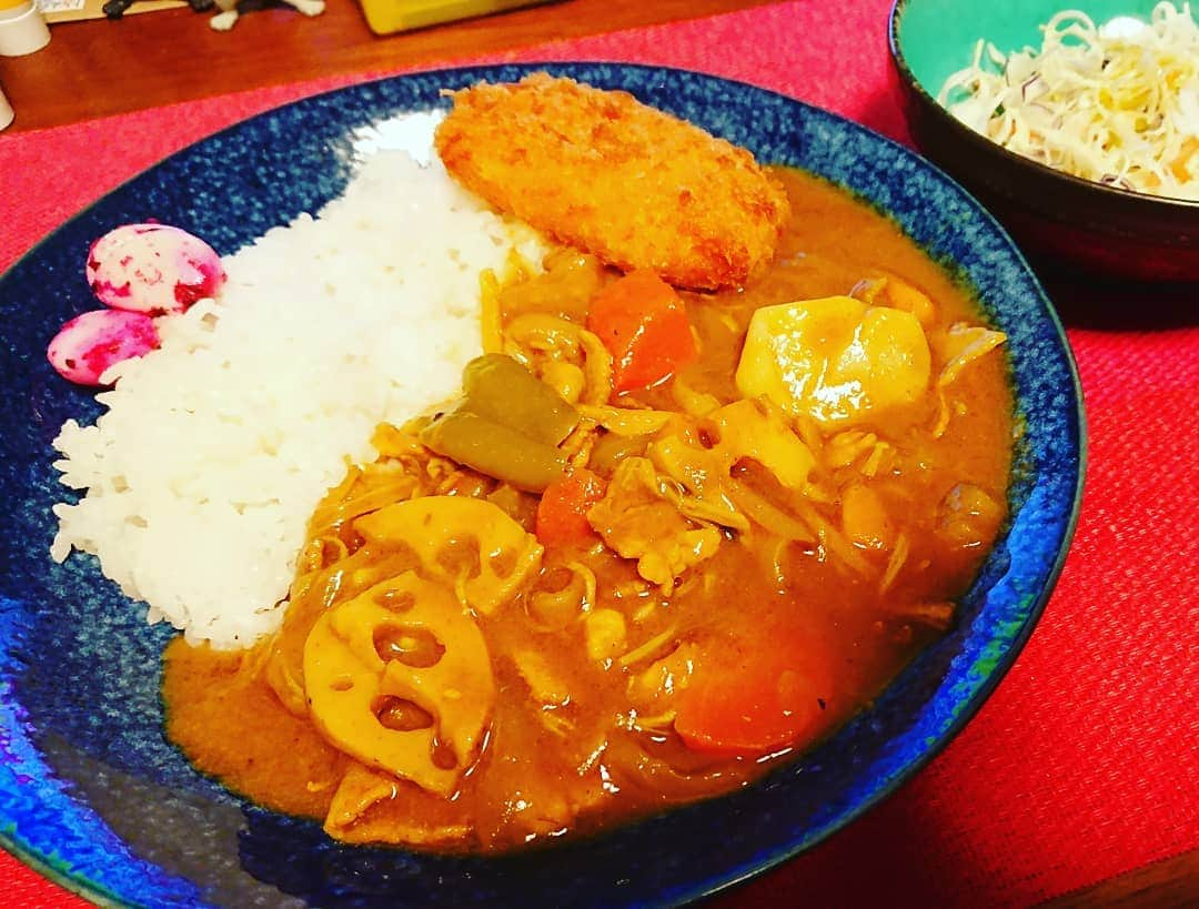 伊勢みずほさんのインスタグラム写真 - (伊勢みずほInstagram)「食生活が乱れがちなときに、すがるように作るスパイスたっぷり野菜たっぷりカレー🍛  理由はもうひとつ。 冷蔵庫の野菜室の整理！(笑) フードロス削減対策カレーなのである‼️  にんにく、生姜、里芋、人参、蓮根、南瓜、セロリ、えのき、、ピーマン、豚肉、コリアンダー、ターメリック、ペッパー、クミンシード、クミン☺️チャツネの代わりに 熟しすぎた柿も(笑)  #カレー #カレー部 #新潟カレー部 #野菜カレー #野菜たっぷり #カレーライス #スパイスたっぷり #スパイス #スパイス活動 #コリアンダー #ターメリック #ペッパー #クミン #クミンシード #冷蔵庫の整理 #フードロス #フードロス削減 #フードロス対策 #もったいない #温活 #片山のにんにく #コロッケ #伊勢みずほ #お家ごはん #お家ごはん記録 #お家ごはんlover」1月14日 21時52分 - isemizuhoo