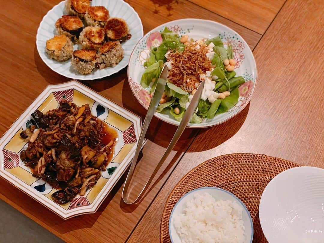 英玲奈のインスタグラム：「#今日の晩御飯 今日は娘のお世話の合間に色々出来た！ 材料沢山買っても料理が出来ない日もあるから、あまり買い置きしていないのです。  今日は同じ材料、 牛挽肉と茄子を2品に。 全部一緒よりは夫に楽しんでもらえた！ #なすと挽肉のチーズ挟み焼き #なすと挽肉としめじの甘辛炒め #長芋と大豆とカリカリじゃこ入りサラダ とにかく一品に栄養を詰め込む #ドレッシングは叙々苑風 #なめこと豆腐の味噌汁 胡瓜の梅肉和え出し忘れた、、、  #ていねいな暮らし #季節を感じる暮らし#からだにいいこと#料理 #からだにやさしいごはん #おうちごはん#夫の健康守りたい#10年後の健康の為に#無添加#無化調#オーガニック#低gi #美腸活#趣味生活#料理家#erenakitchen」