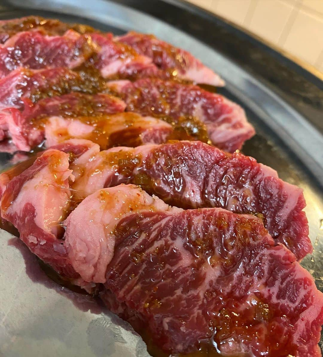 ニッチロー'さんのインスタグラム写真 - (ニッチロー'Instagram)「開発中の飯田焼肉のたれ(仮)  このたれをUSハラミの揉みだれにしてみました  それをニッチロー モデルのすずり鉄板で焼く  かなりニッチな1人焼肉  美味しいじゃない  旨いです  #飯田焼肉のたれ #すずり鉄板 #ニッチローモデルすずり鉄板 #ハラミ #焼肉 #1人焼肉 #ニッチ焼肉 #日本一の焼肉の街生まれ  #プロ焼肉選手 #ニッチロー  #ニックロー #yakiniku」1月14日 21時58分 - nicchiro5.1