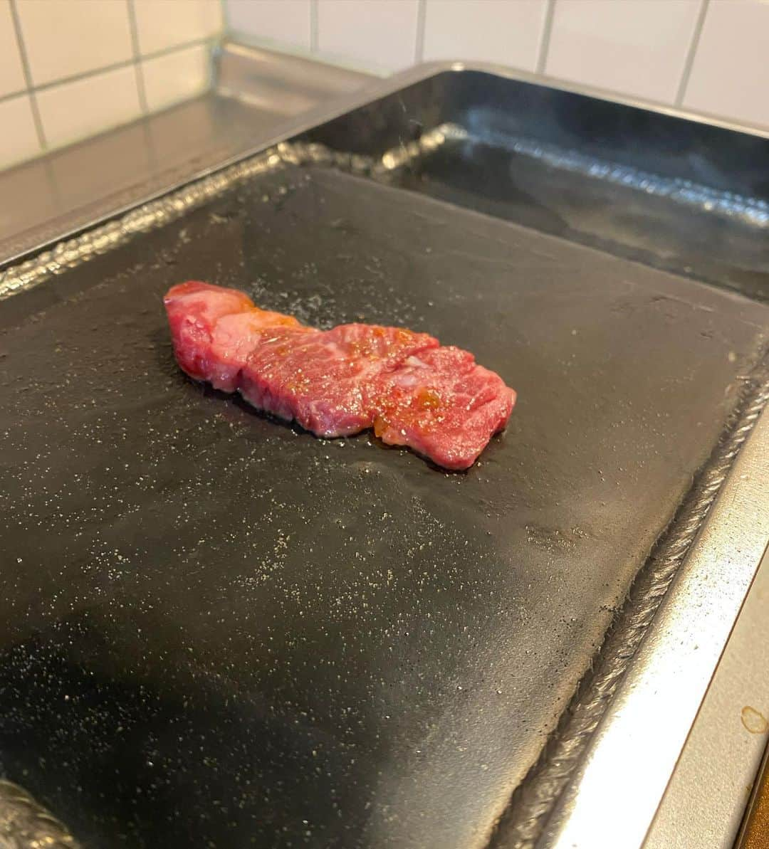 ニッチロー'さんのインスタグラム写真 - (ニッチロー'Instagram)「開発中の飯田焼肉のたれ(仮)  このたれをUSハラミの揉みだれにしてみました  それをニッチロー モデルのすずり鉄板で焼く  かなりニッチな1人焼肉  美味しいじゃない  旨いです  #飯田焼肉のたれ #すずり鉄板 #ニッチローモデルすずり鉄板 #ハラミ #焼肉 #1人焼肉 #ニッチ焼肉 #日本一の焼肉の街生まれ  #プロ焼肉選手 #ニッチロー  #ニックロー #yakiniku」1月14日 21時58分 - nicchiro5.1