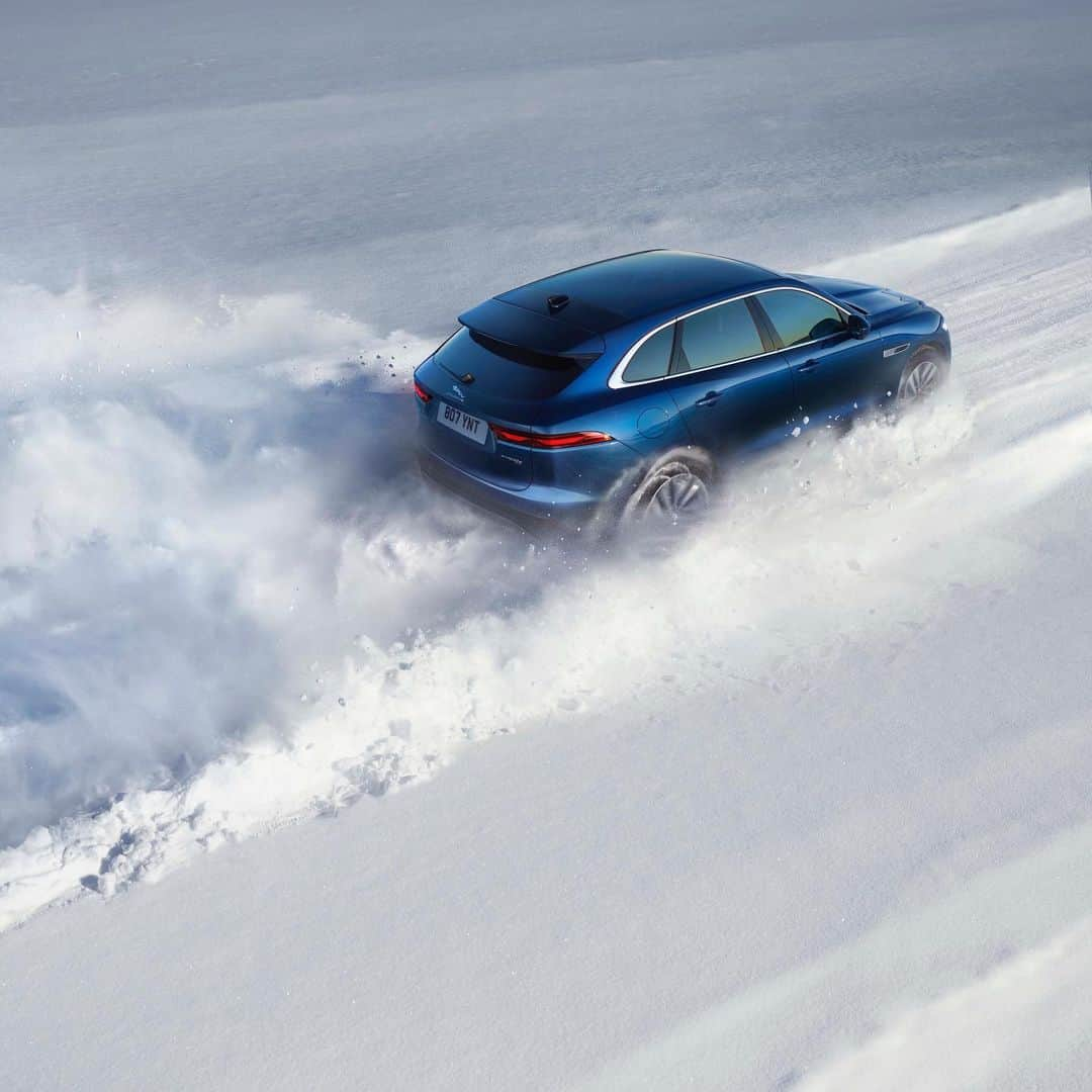 Jaguarさんのインスタグラム写真 - (JaguarInstagram)「What snow days were made for.  #Jaguar #FPACE #Premium #Luxury #Performance #SUV #EV #PHEV #MHEV #Hybrid #AWD #ElectricCars #Snow #Drifting」1月14日 21時59分 - jaguar