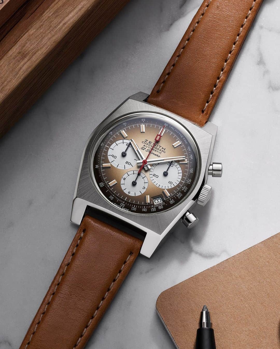 ゼニスのインスタグラム：「#A385: Highlighting the warm brown tones of the Chronomaster Revival A385’s striking gradient dial with the light brown calf leather strap option, which will develop a  unique patina with time and wear.」