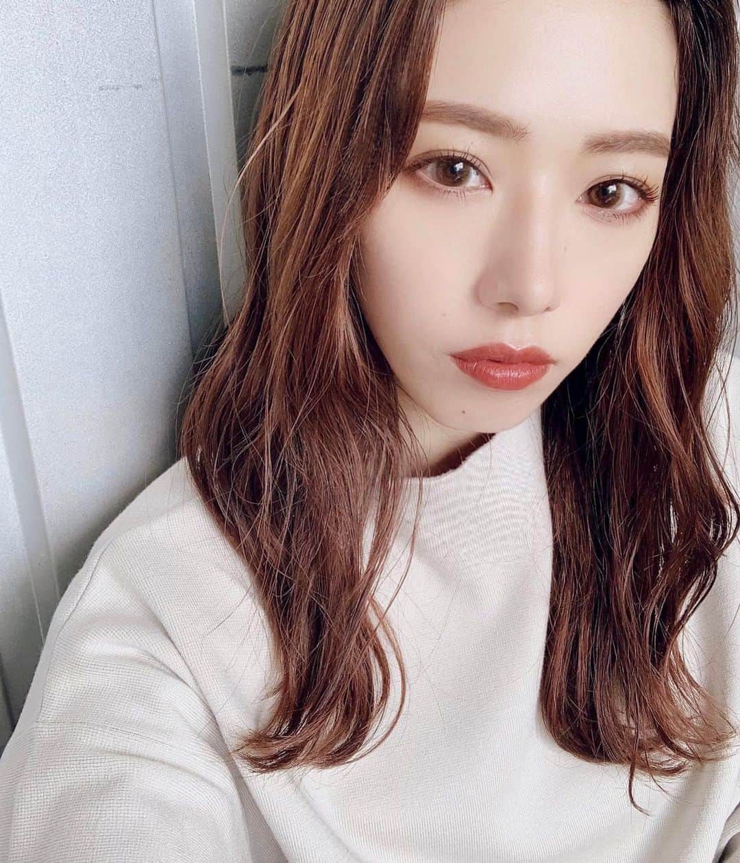 上地雅弥 MURUAのインスタグラム：「以前ご質問いただいていたヘアケアグッズについて🙇‍♀️ . 癖毛・乾燥毛・多毛のトリプルパンチで、扱いにくすぎる私の髪🥲 がやっと落ち着いてきてくれました🥲笑 . (ヘアケアグッズは２枚目⇨) 左から、 ・シェルパ　コンディショニングミルク ・フラッフィーカールミスト ・皆さんお馴染みのN. が、私のスタメンです👆 . どれも美髪の髪様 @mashu_okuyusuke さんに おススメしていただいた物ですが。。🥸 . シェルパ コンディショニングミルクは 縮毛矯正をしている髪向けのヘアミルクで、 ダメージを負ったパサパサの毛先が しっとりサラサラになります🥺 . カールミストは 「髪を巻くなら、これ！！」と 教えていただいた物。 寝癖なおし感覚で振ってからコテで巻いてます🧐 髪は巻きたい！けどダメージは極力抑えたい！欲張りな女子の味方です🥸笑 . ヘアオイルは結局N.🤣 色々試したけどやはりN.に戻る。。笑 しかも「濡れた状態の髪にN.を塗って乾かしたら良い」と聞いて試してみたら 私の髪には合ってたみたいで、 収まり&扱いやすさが格段にアップしたので もう一生手放しません🤝 . . 現在も美髪には程遠いですが、、🤣 似た髪のお悩みをお持ちの方は是非試してみてください〜☺️ . . #murua #murua_by_staff #murua_official」