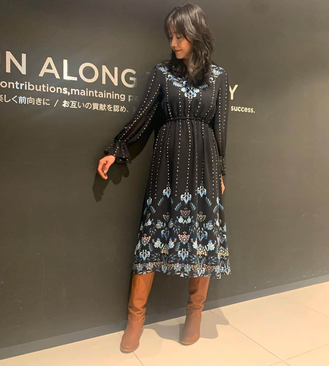 のインスタグラム：「今日は #ララヴィ #オイルイン美容コスメ @lalavie_official  @qvc_japan  のオンエアでした✨ 番組をご覧いただき ご購入された皆さま #ありがとございました❤️ 乾燥が激しいシーズンは 油断大敵‼油を断ってはお肌はカサカサ、ゴワつきます！良質な油分と水分を同時にチャージできるオイルインローション✨ オイル美容が簡単にできる ララヴィはおススメ❣️ 是非、お試し下さい😊  今日のお洋服は @grace_continental.div  #グレースコンチネンタル　の　#花柄ワンピース　#お袖の感じ　#胸元の開き具合 #フェミニン💕　ブーツを合わせてカジュアルに👢👢」