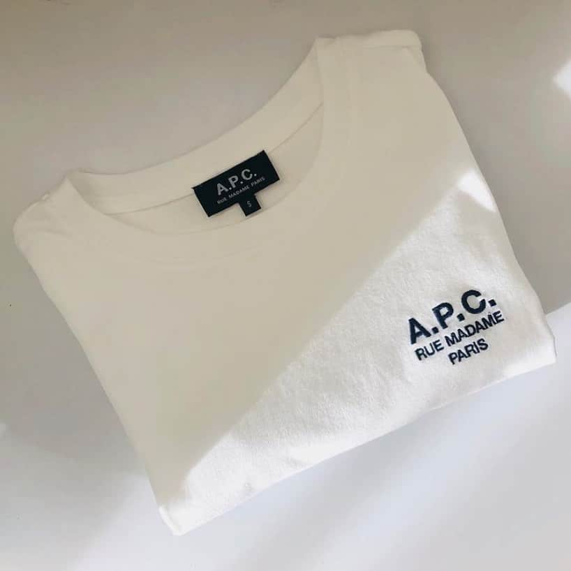 アーペーセーのインスタグラム：「A.P.C. F/W 2020⠀ ⠀ The Denise T-shirt with embroidered “A.P.C. Rue Madame” logo.⠀ ⠀ Available in stores and at apc.fr⠀ ⠀ Regram : @rutiru_7357 ⠀ ⠀ #APC #APCFW20 #APCtshirt #MyAPC」