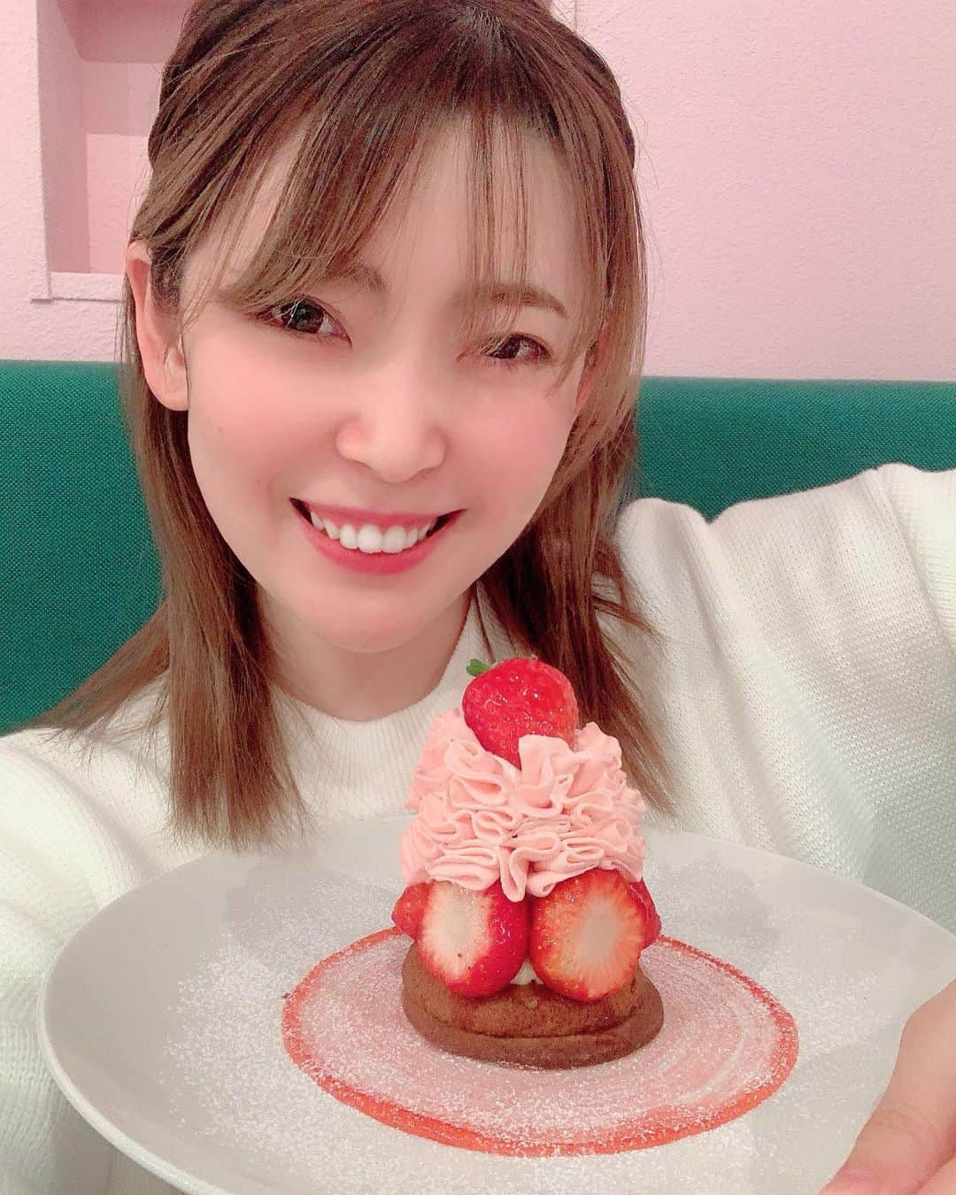 松本ルナさんのインスタグラム写真 - (松本ルナInstagram)「今年初めてのカフェ🥺🌈♡﻿ そして久しぶりの友達との時間…🥲いつぶり…笑﻿ めっちゃ楽しくてあっという間の時間でした😆﻿ ﻿ 1枚目、2枚目、友達が撮った写真。上手すぎる✨﻿ ﻿ そして最後の写真は﻿ 自撮りのしてる所を爆笑しながら撮ってくれた写真🤣﻿ ﻿ 肘の上がり具合🤣どうした🤣﻿ ﻿ 自撮りの裏側…🤣🤣🤣笑  #奈良 #奈良カフェ #jtrrdcafe  #nara #narajapan #narayacafe  #髪の毛ボサボサ #いちご #いちご大好き  #🍓 #可愛い #アートスムージー  #自撮り #クセが強い #😂」1月14日 22時04分 - ruruna0123