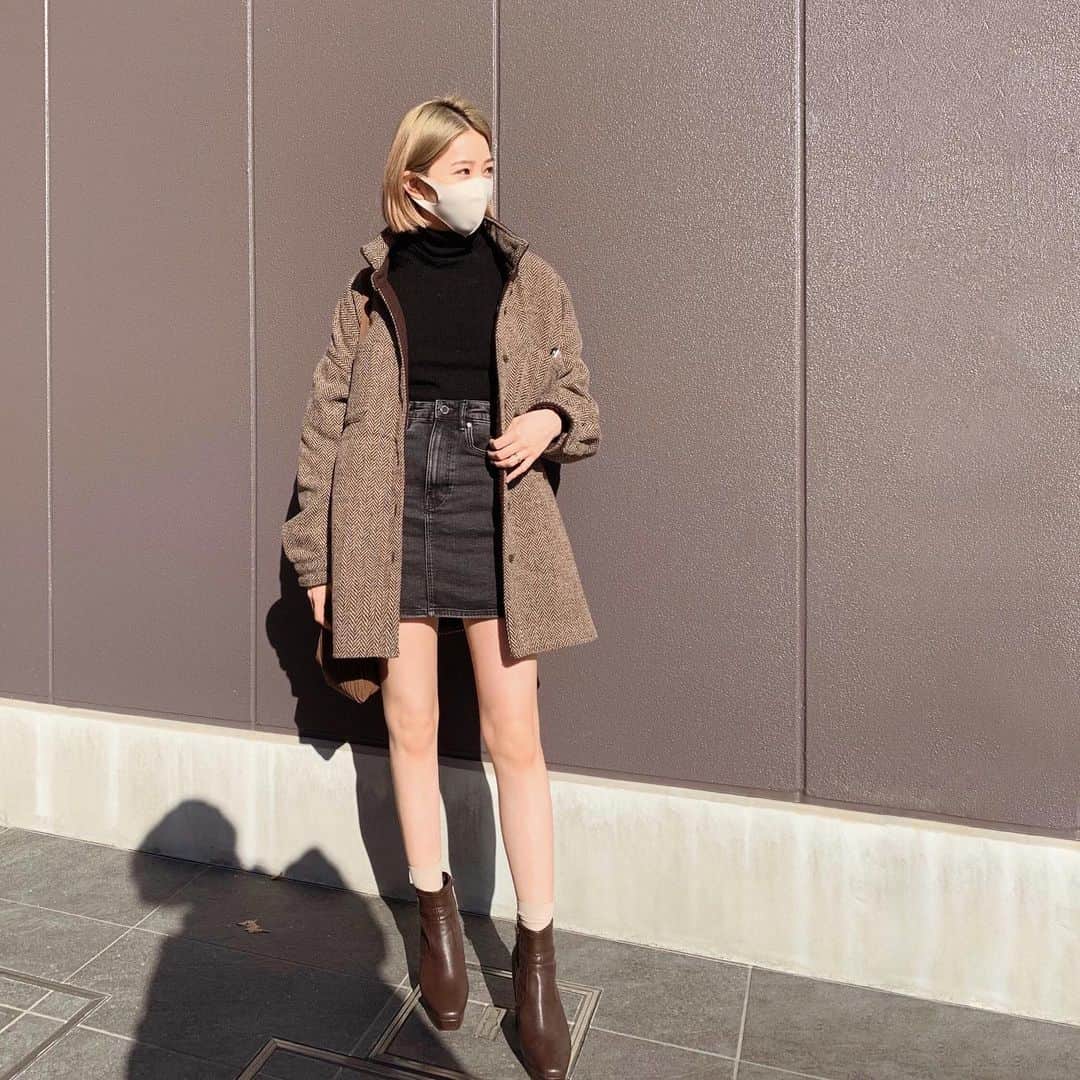 松尾 瞳のインスタグラム：「willfullyのリバーシブルJK🤎  まだ寒さマシな頃に撮ったやつだけど 今はもうさすがにミニスカ無理だね、、😇❄️ 学生の頃よく一年中真冬でも制服のスカート ミニでいれたな、、若さだな、、、、」